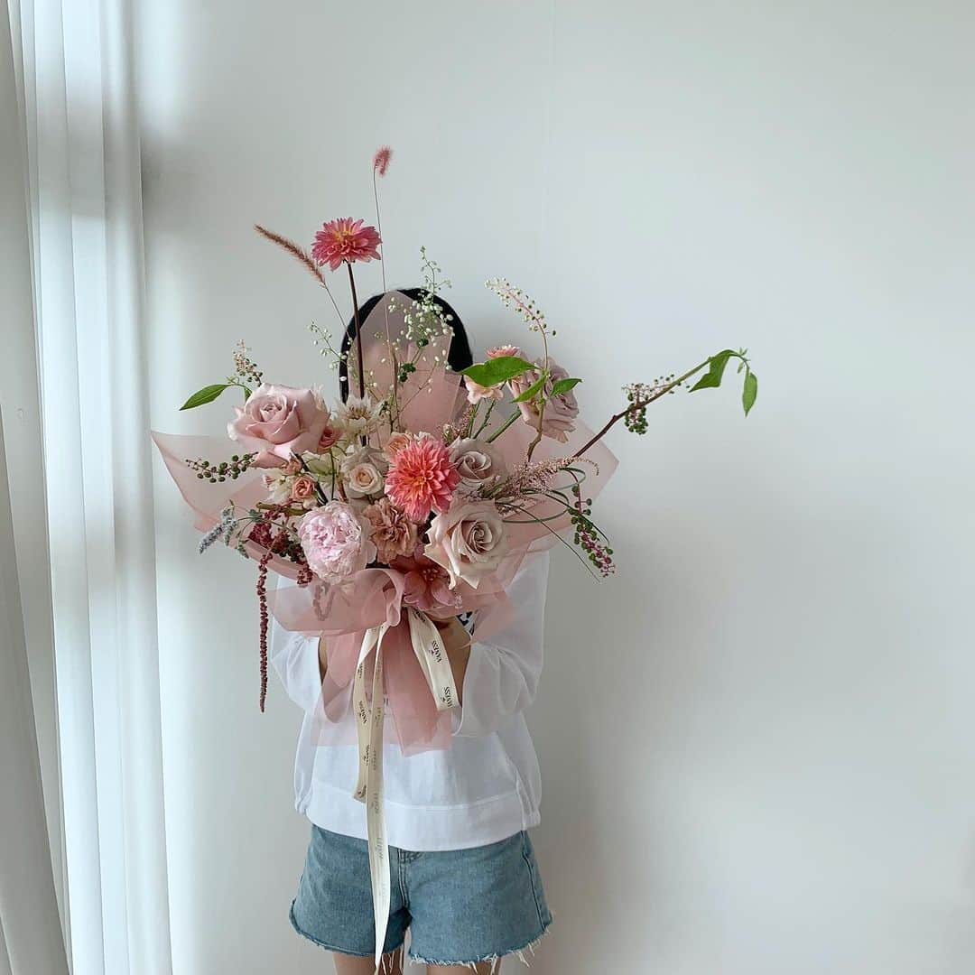 플로리스트 이주연 florist Lee Ju Yeonのインスタグラム：「. . 은봄이 꽃다발 🫶🏻 . #바네스꽃다발 . 바네스플라워 VANESS FLOWER . Katalk ID vaness52 E-mail vanessflower@naver.com . Paypal payment possible . 서울시 중구 청파로464 브라운스톤서울 101동2806호 📞02-545-6813」
