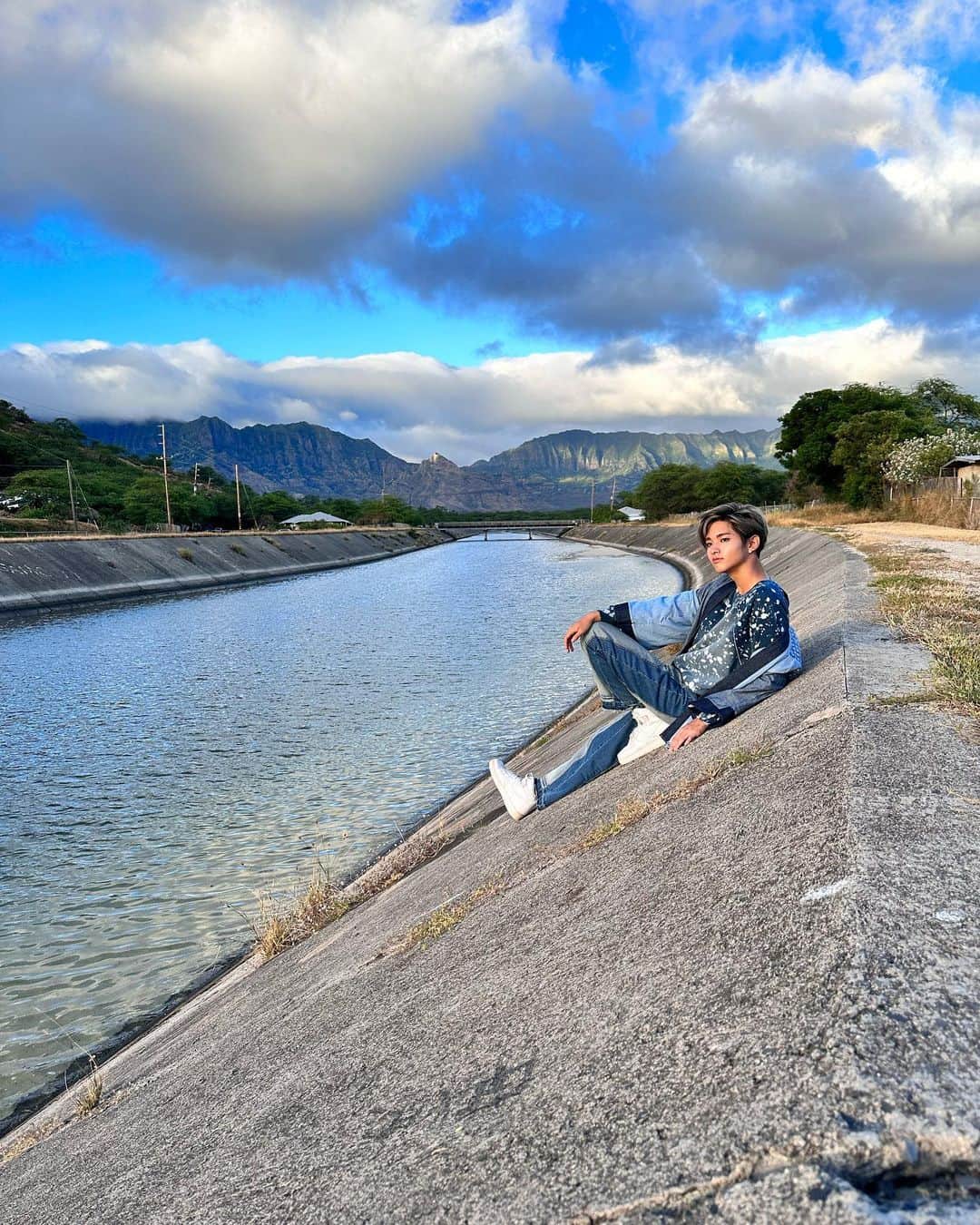 高澤笑大郎のインスタグラム：「僕たちのミュージックビデオ【 Unfamiliar 】が公開になりました。ぜひたくさんの方にご覧になっていただきたいです‼︎どうぞよろしくお願いいたします🙏  #Crossingrain #XR #xr #boyband #Hawaii #Oahu #Aloha #Music #Japan #Honolulu #Hilo #Kpop #Jpop #rap #singing #dance #have #courage #and #be #kind #ありのまま   @crossingrain  @xr_monarch  @xr_jorden  @xr_devin  @xr_iamasher」