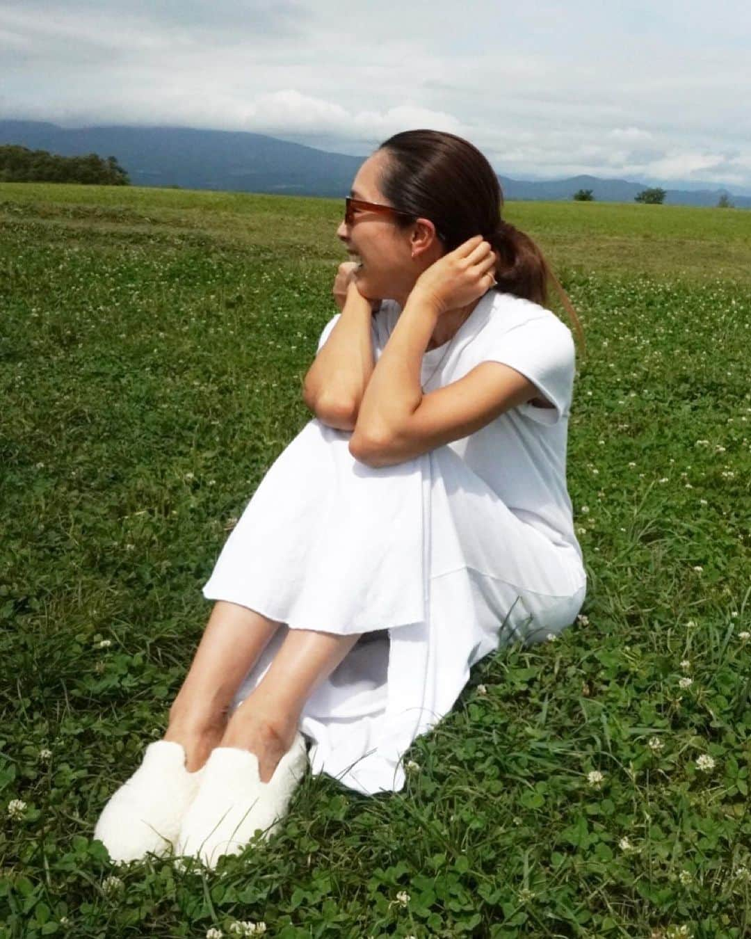 山城葉子さんのインスタグラム写真 - (山城葉子Instagram)「秋のファッションを楽しむためにモコモコ🐏🍂シューズをお揃いで。 軽くて歩きやすいから今回の北海道旅行にぴったり。疲れ知らずで沢山遊べました。 しかも地球に優しいオールバーズ @allbirdsjapan  愛は大きく🫶地球に優しく🌱  #オールバーズ #おそろバーズ #地球に優しく」9月2日 14時22分 - yokoyamashiro