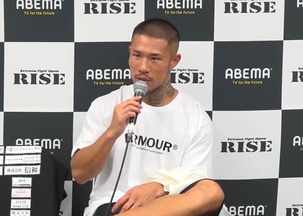 中村寛のインスタグラム：「8.26 RISE WORLD SERIES 試合後インタビュー  HERMOUR（エムール）様 @hermour_official   アパレルブランドのエムールさん。 私服にも拘る俺、デザインもドストライクやけど、とにかく生地がやばい！  生地とサイズ感が完璧すぎて、最近の私服はほぼこれ！！  今大会も応援ありがとうございました！🙇  #hermour #エムール #ストリート #ストリートファッション #高級生地 #アパレルブランド」