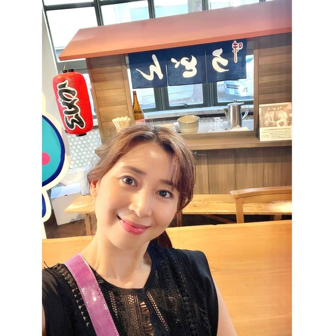 中野公美子のインスタグラム：「昨日は、吉本東京本社に行って来た！ エントランスの 新喜劇のうどん屋さんのセット 素敵よなぁ〜☺️🏮  #吉本東京本社 #新喜劇セット #うどん屋セット #おもろい会社」