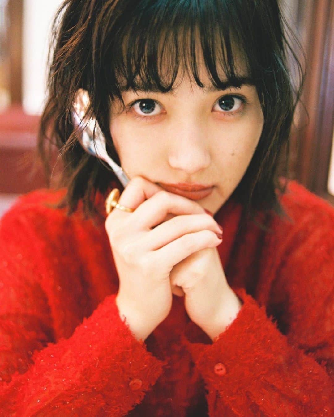 井頭愛海のインスタグラム：「. 作品撮り🍎❤️  📸ph @hiyori_korenaga  💄h&m @minami.kobayashi  👗sty @sakura6893   👗 shirt @labrado_vintage 💍 accessory @elysajewelry」