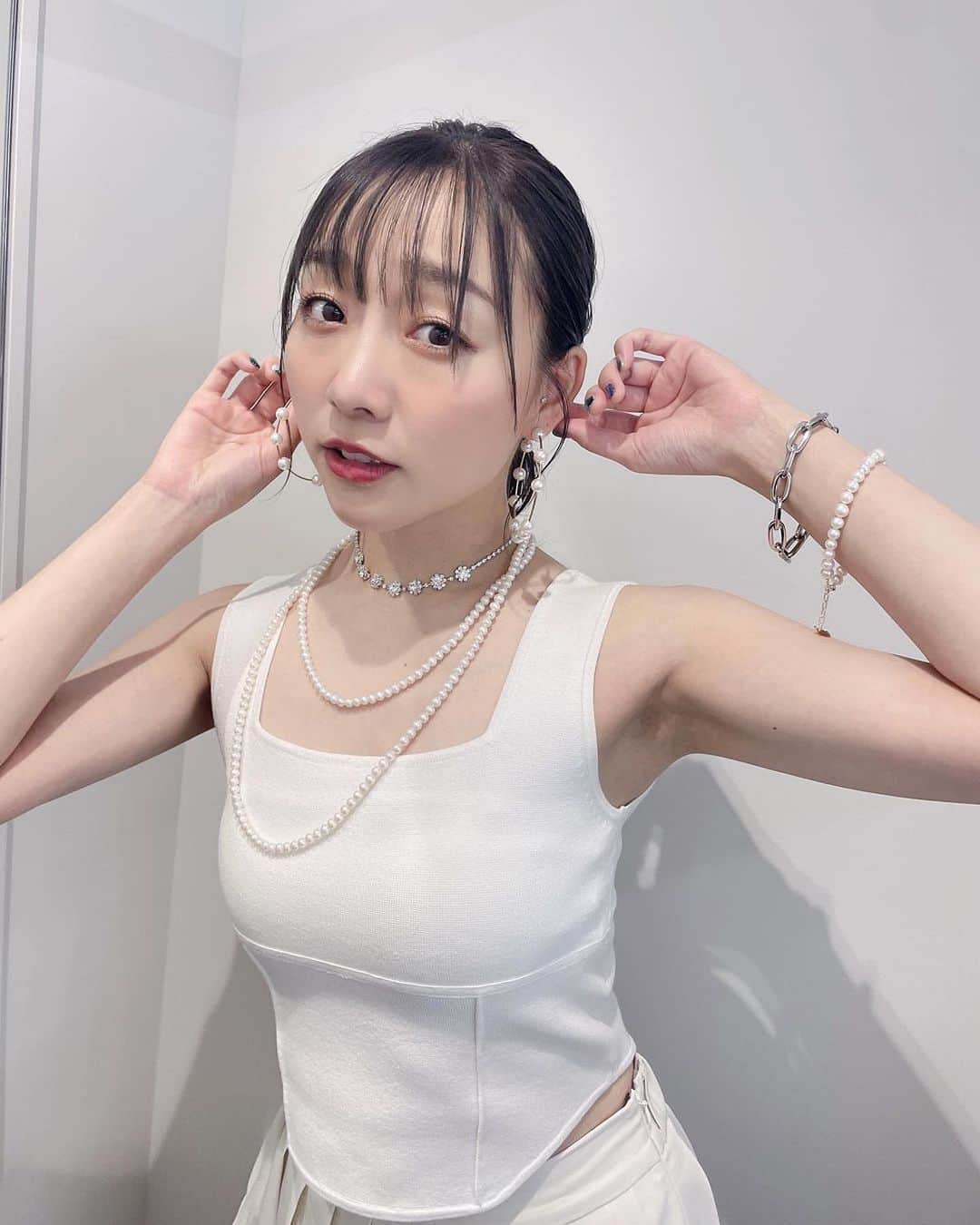 のインスタグラム：「【ハートビートボート】 先日のあかりさんの衣装です🤵  白、白、パール 白、白、パール  よろしくお願いします⚪️  #サムズポイント #須田亜香里 #白 #🤍 #パール #スタイリスト #柏木作夢 #samukashiwagi  #Repost @akarisuda ・・・ アクセサリーいっぱいの真っ白コーデは #ハートビートボート 生放送💍 おでこちゃんはテレビ愛知にて毎週土曜放送の #愛知あたりまえ 🩵 どちらも配信中です🫰 #須田亜香里衣装 #白コーデ #前髪アレンジ」