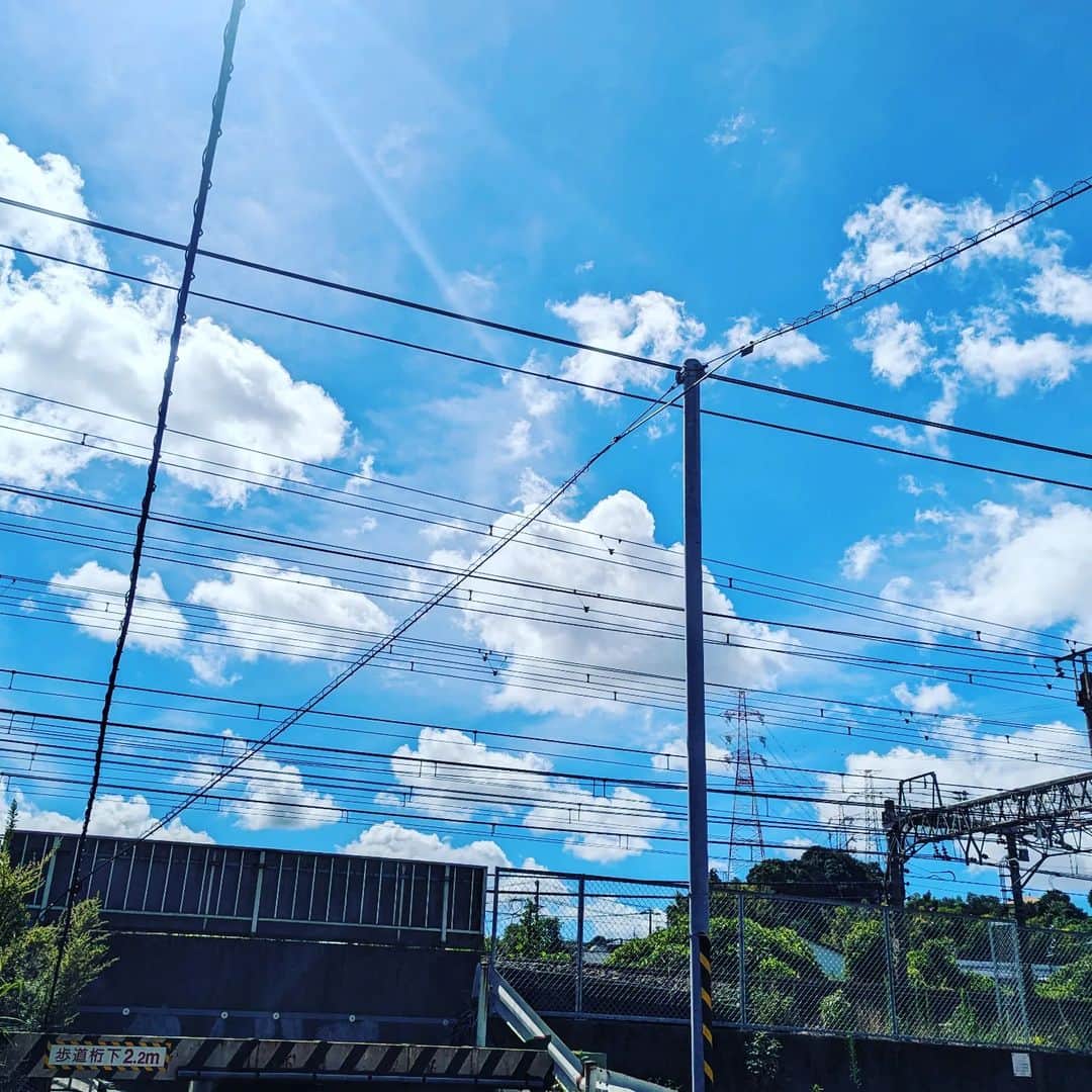 島田佳奈のインスタグラム：「週末の朝はパーソナルトレーニング（25回目）。先週から肩が故障してるので、ベンチプレスは軽めに。 うっかり写真撮り忘れたので、帰り道の夏空を。9月だけどまだ残暑！」