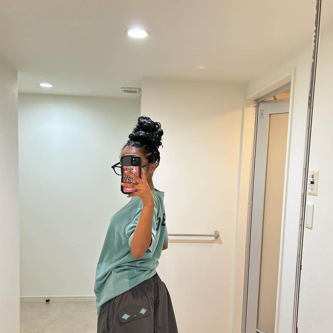 鳴響美のインスタグラム：「🧿🩵🩶🔓」