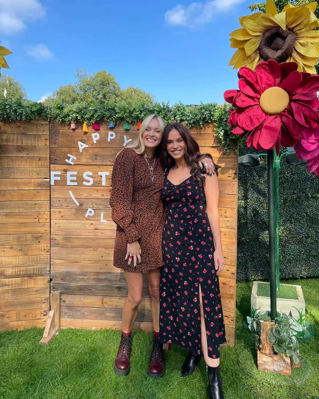 ファーン・コットンのインスタグラム：「And we're off. First live podcast at the @happyplaceofficial festival at @tattonpark done. Thank you @vickypattison  What a beautiful chat about alcohol, periods, self compassion, and accepting older versions of ourselves. You'll be able to listen to this episode very soon. 🎧 Thanks to everyone who has turned up today. The vibe is great and the sun is shining. My nerves are somewhat calming too.  Big love to you all ❤️」