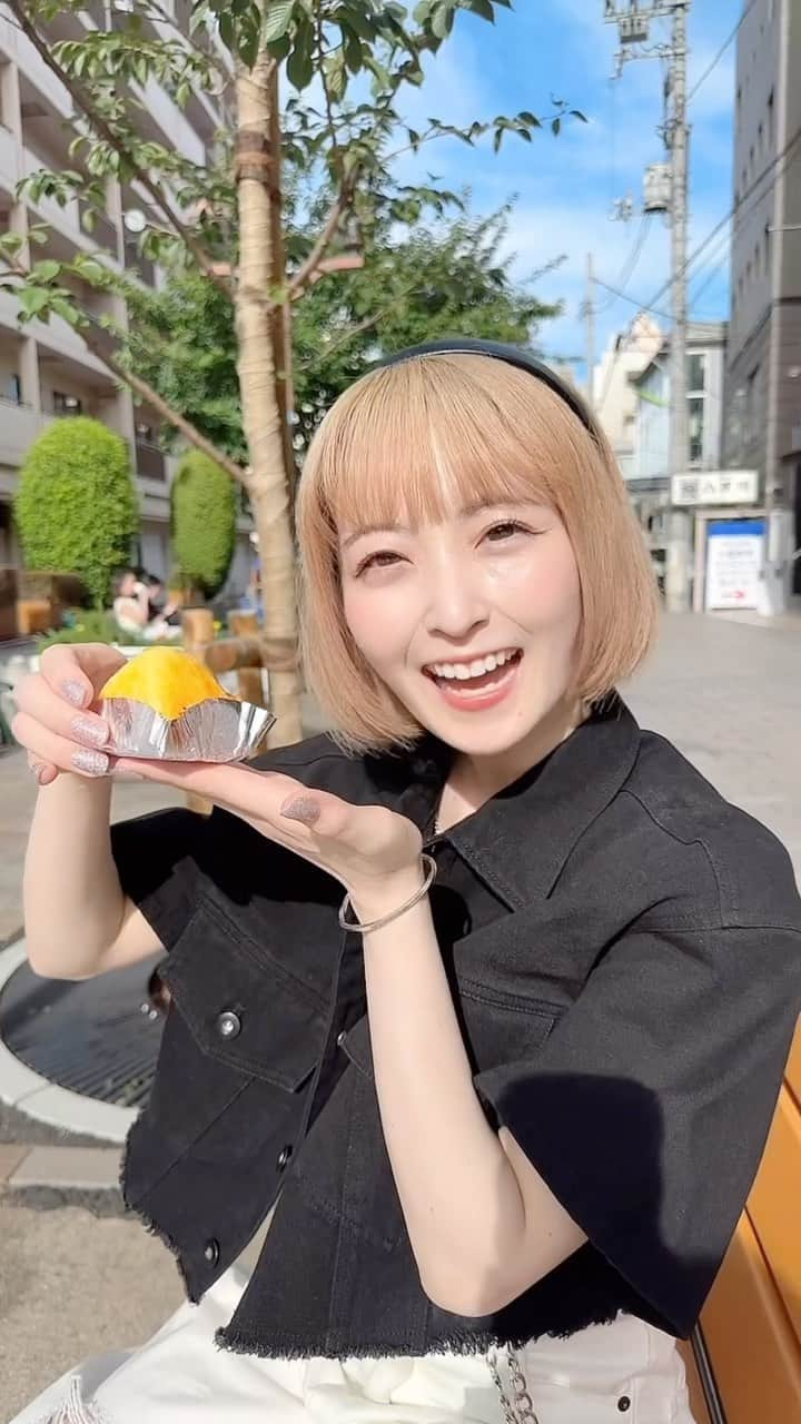 白井真緒のインスタグラム：「#食べる白井 たまには動画でお届けです🍠  #粉と卵 #スイートポテト #自由が丘 #自由が丘スイーツ  #食べ歩き #彼女感 #彼氏目線」