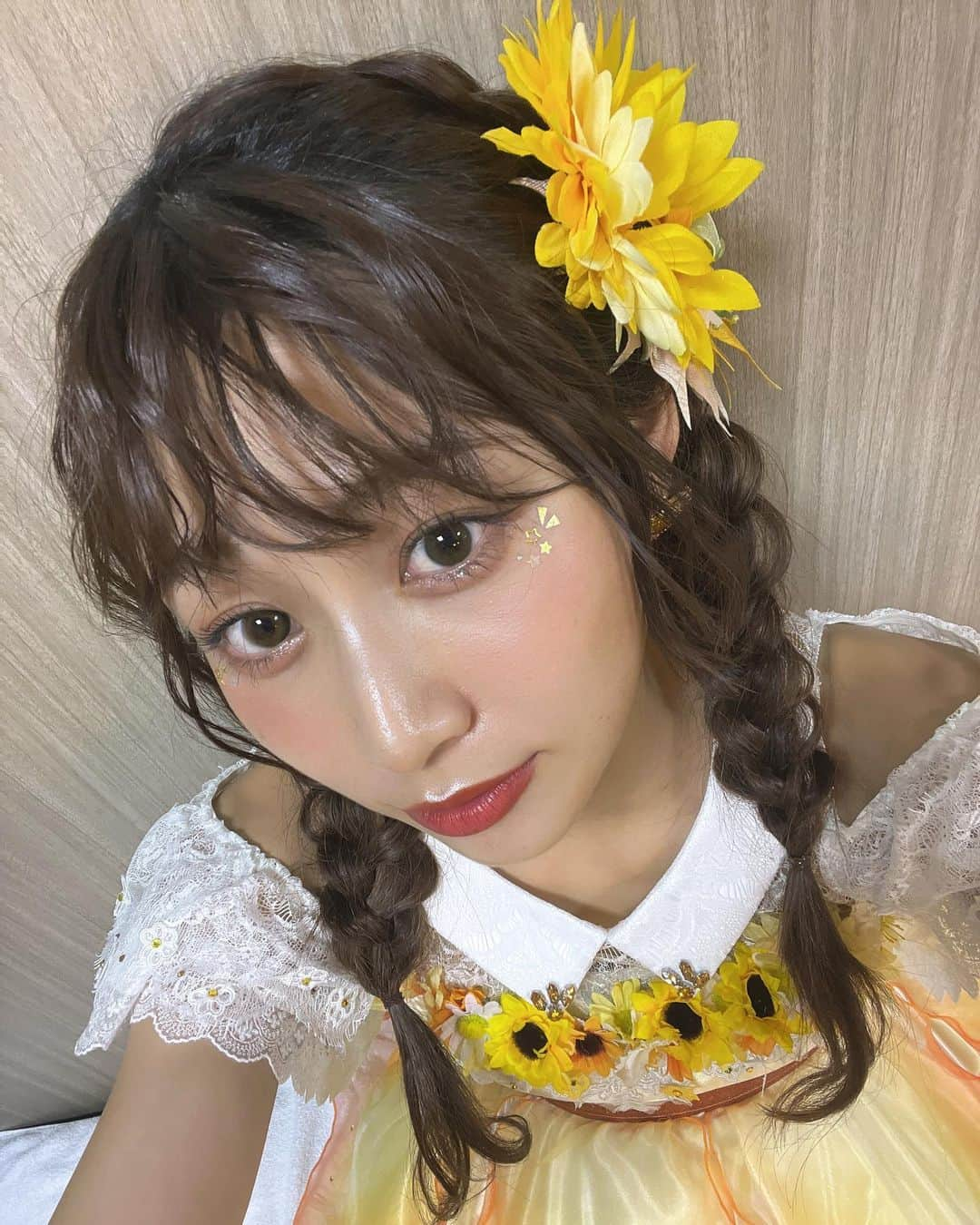 青海ひな乃のインスタグラム：「1番好きな花になれた日‼︎🌻 でもひなのは太陽らしい‼︎ それもまた良い‼︎ だけど…. やっぱ向日葵がいい‼︎‼︎ . . . #向日葵 #ひまわり #アイドル #アイドル衣装 #ひまわりアイドル #ヘアアレンジ #アイドルヘア #三つ編み #三つ編みアレンジ #北海道 #夏フェス #idol #instagram #fyp」