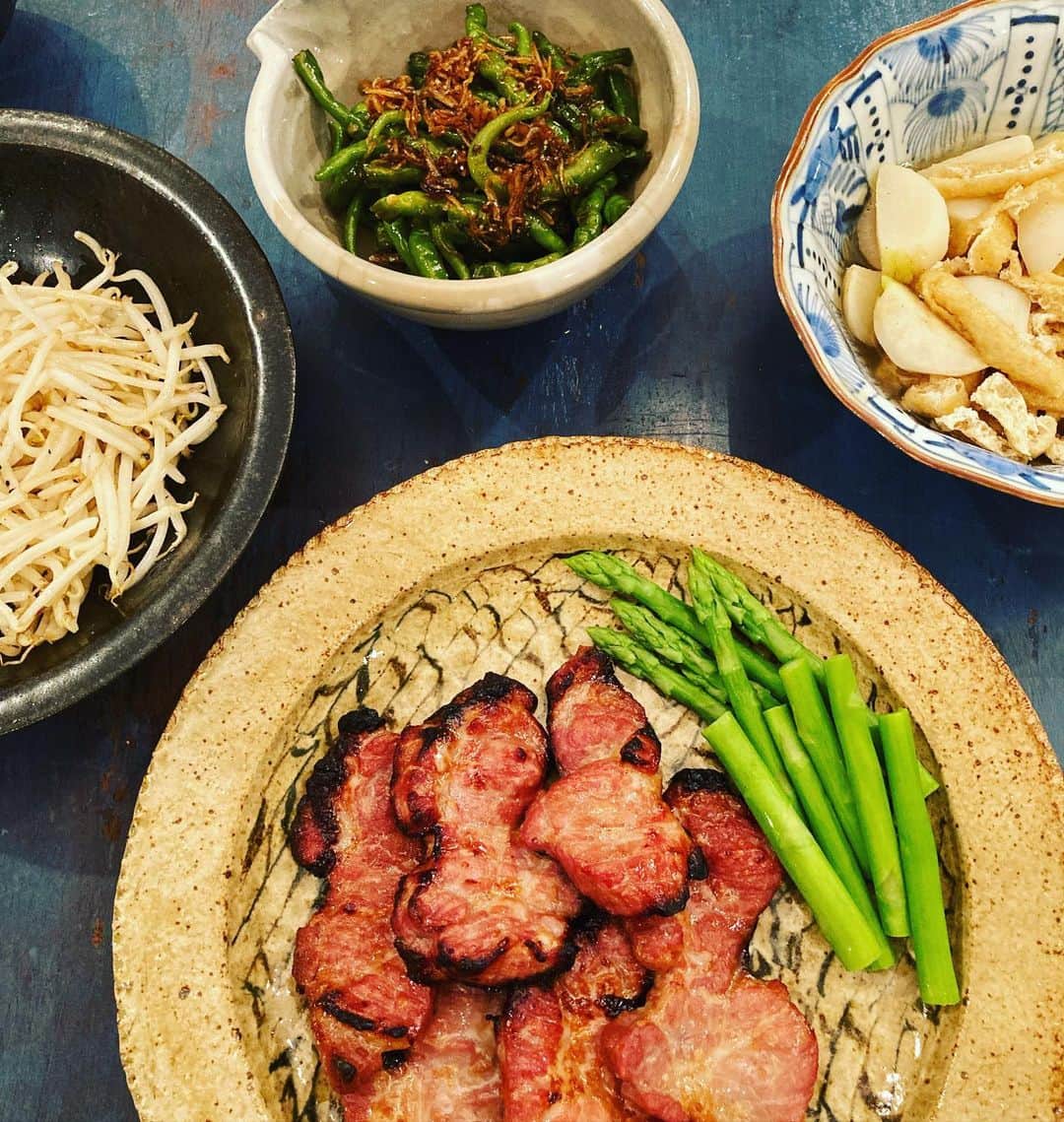 井上荒野のインスタグラム：「豚の醤油麹漬け焼き、蕪の煮物、ひも唐辛子とジャコ炒め煮、もやし炒め。もやし炒めといえば、母が父の仕事にくっついて中国に行ったとき「ホテルのレストランで、そんなどこにでもあるもの、ってみんなに反対されたけど絶対おいしいはず！と主張して頼んだもやし炒めが絶品でみんなに感謝された」という逸話を思い出します‥」
