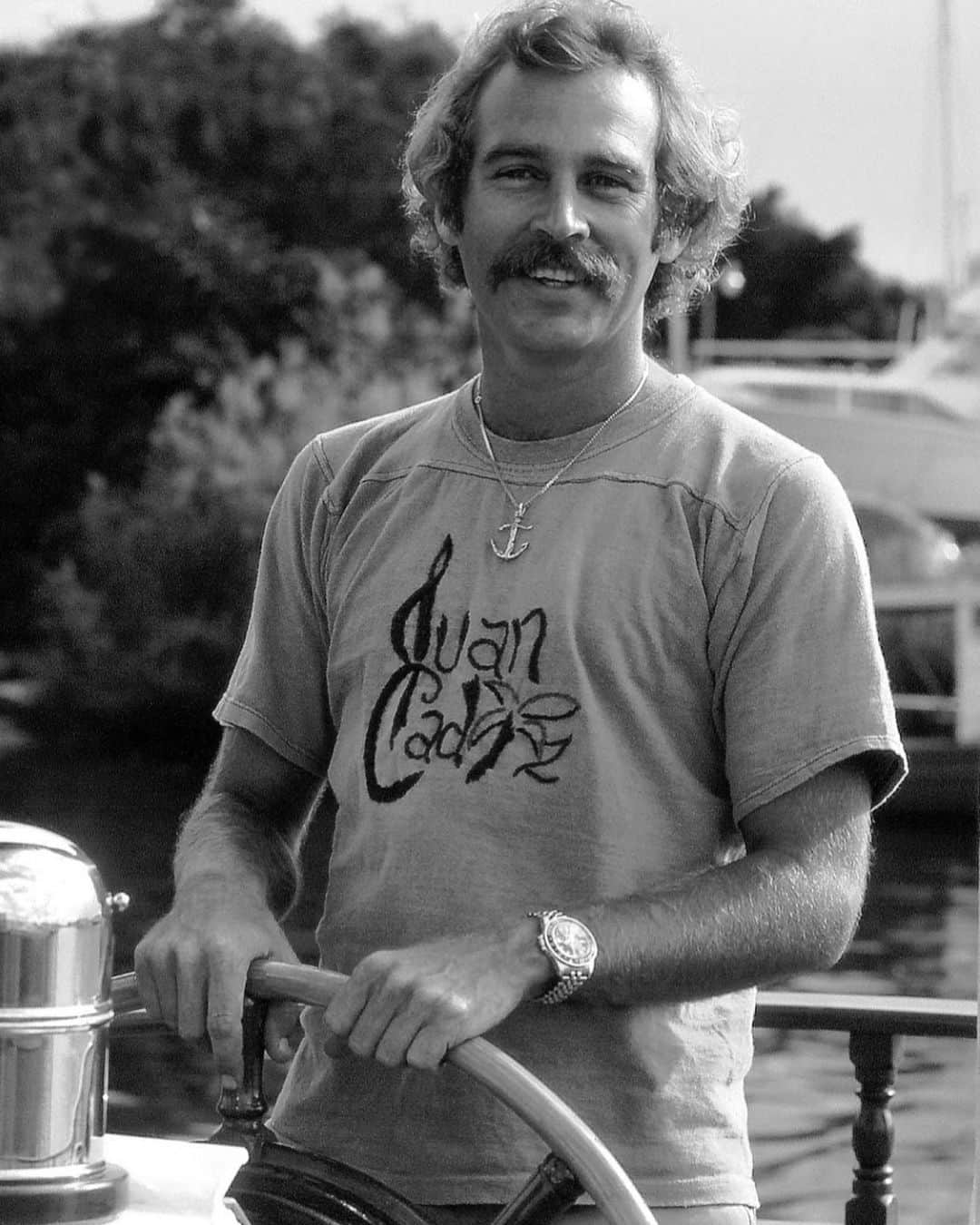 のインスタグラム：「Jimmy Buffett, the king of cool.  He lived life in a happy groove, emanating positivity, joy and kindness. He was everybody’s friend, and Paradise was wherever he was.  Rest in Peace sweet Jimmy. ❤️☀️🌊 🦜 🍔」