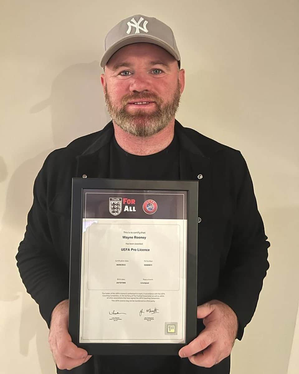 ウェイン・ルーニーさんのインスタグラム写真 - (ウェイン・ルーニーInstagram)「Delighted to have finally completed my UEFA Pro License. Was a long process which goes back years into my playing days. Want to thank Neil Bailey for all his help over the years. 🙌⚽️📝」9月2日 20時17分 - waynerooney