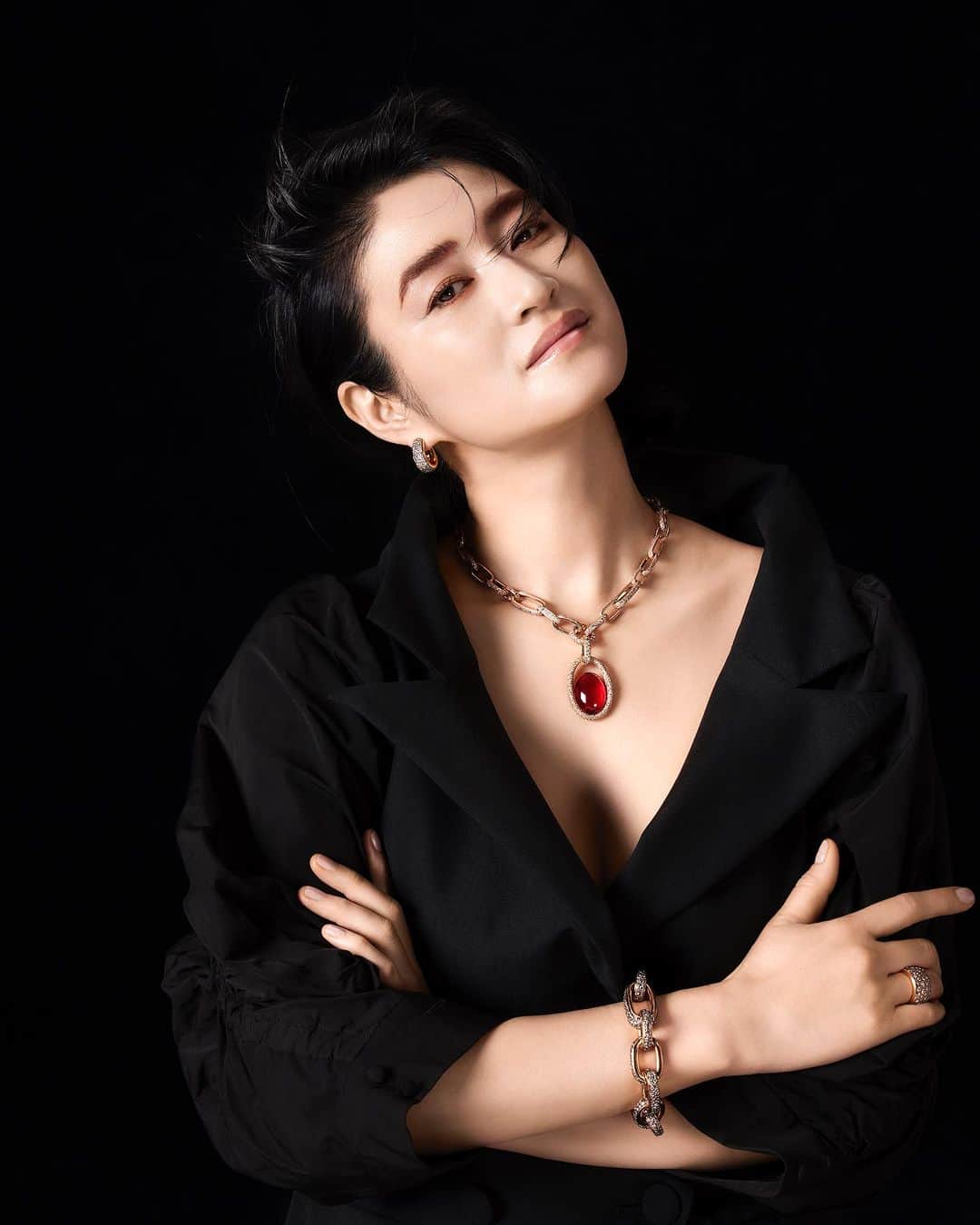 小雪さんのインスタグラム写真 - (小雪Instagram)「9月1日発売 小学館「和樂」10-11月号 ハイジュエリー連載 今回はポメラートです。  photo:下村一喜 @kazuyoshi_shimomura   styling:押田比呂美 @oshida.hiromi   hair&make up:市川土筆  #magazine #小学館 #和樂 #ポメラート #pomellato」9月2日 14時54分 - koyuki_official