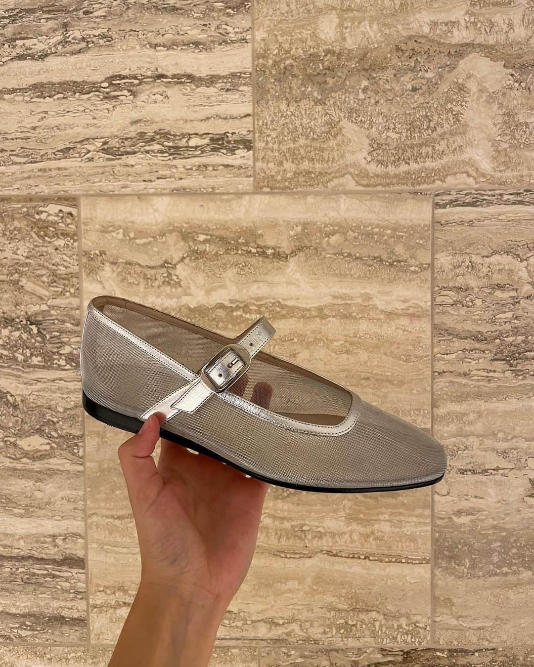Harrodsのインスタグラム：「Who else has a pair of #LeMondeBeryl Mary Janes on their wishlist right now? Spotted on certified cool girls Kaia Gerber, Dakota Johnson and Alexa Chung, the brand’s signature unassuming silhouette has become *the* shoe to wear right now. Which pair do you have your eye on?  Find them in Shoe Heaven on the Fifth Floor and at harrods.com.  #Harrods #HarrodsFashion」