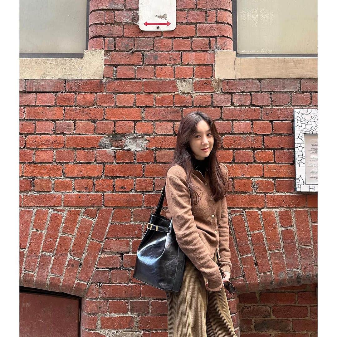 チョン・リョウォンのインスタグラム：「. 여행짝꿍 bag 👜❤️🫶 . #광고 #loeuvre #루에브르」