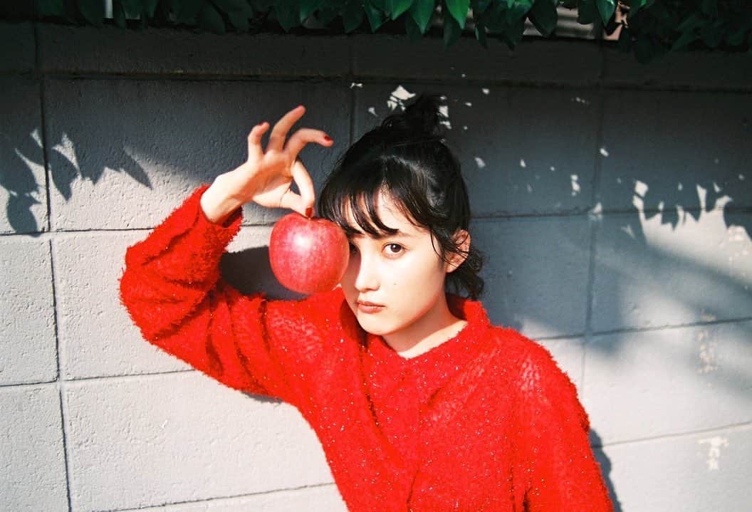 井頭愛海さんのインスタグラム写真 - (井頭愛海Instagram)「. 🍎🍏  📸ph @hiyori_korenaga  💄h&m @minami.kobayashi  👗sty @sakura6893   👗 shirt @labrado_vintage skirt @bera_hurugiya 💍 accessory @elysajewelry」9月2日 14時50分 - manamiigashira_official