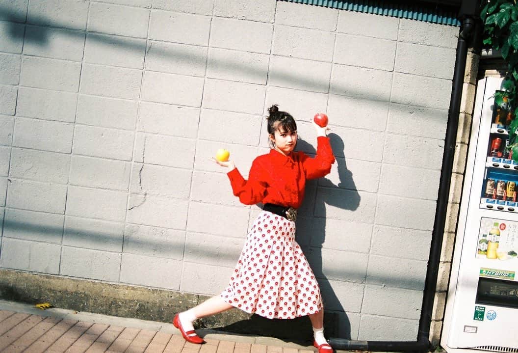 井頭愛海のインスタグラム：「. 🍎🍏  📸ph @hiyori_korenaga  💄h&m @minami.kobayashi  👗sty @sakura6893   👗 shirt @labrado_vintage skirt @bera_hurugiya 💍 accessory @elysajewelry」