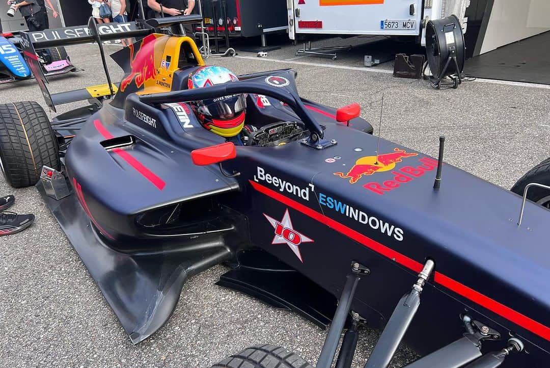 ファン・パブロ・モントーヤさんのインスタグラム写真 - (ファン・パブロ・モントーヤInstagram)「Sebastian Montoya esta en @autodromonazionale_monza para la ultima valida del campeonato FIA F3. La clasificaciones en viernes fue un poco caótica debido a que el “slip stream” en Monza es muy importante entonces ningún equipo quería mandar a sus carros de primeros a pista. En su primera salida lograron hacer una vuelta rápida donde Sebastian se coloco 13 después de que tuvo trafico y cuando se estaban preparando para el ultimo run, un choque causo la bandera roja y la session no fue reiniciarla. Pero debido a un mal entendido, los 3 carros de HiTech GP fueron descalificados por cambiar de llantas bajo Parc Ferme. Consecuencia… Sebas partirá en la posicion 28 para ambas carreras. A pasar carros Sebas!!!  @fiaf3  @hitechgp  @redbulljuniorteam  @redbullcol  @clarocolombia  @tecnoglasssa  @eswindows_  @beeyondmedia  @henhed10  @oakley  @automovilclubco  @fedeautos  @mindeportecol  @escuderiatelmex  #redbullalthlete  #sm58  #10star #vamosmontoyita  #colombia」9月2日 15時04分 - jpmonty2