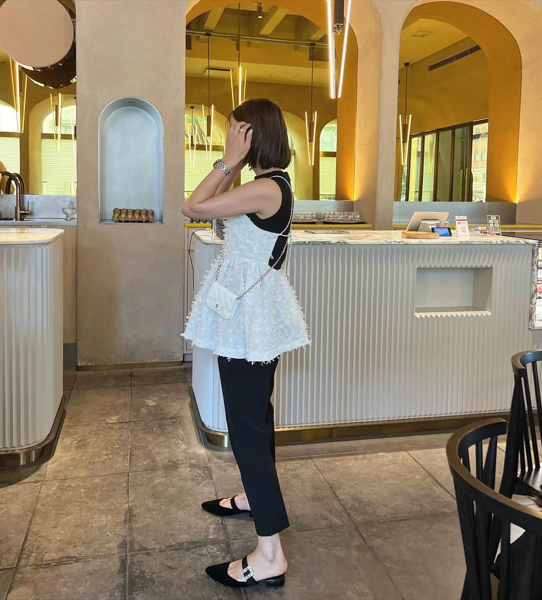 青野未来 / MikuAonoのインスタグラム：「. . 🖤🤍  @lottadesigntokyo  今年流行りの ベルベット素材のミュール🥰🤍 ビジューがついてて可愛い🫣🤍 . . #lottadesigntokyo  #ロッタデザイン  #ビジューストラップミュール #関西ママ#ママコーデ」