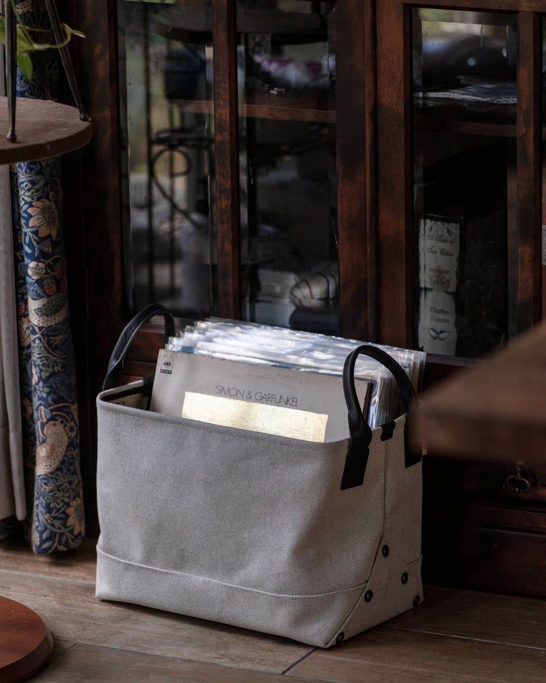 エンダースキーマのインスタグラム：「“fieldwork”  fieldwork 27 product: magazine bag  “fieldwork” is a survey of the place and space where Hender Scheme’s products are used. Research on how they are used in various situations.  #fieldwork #henderscheme」