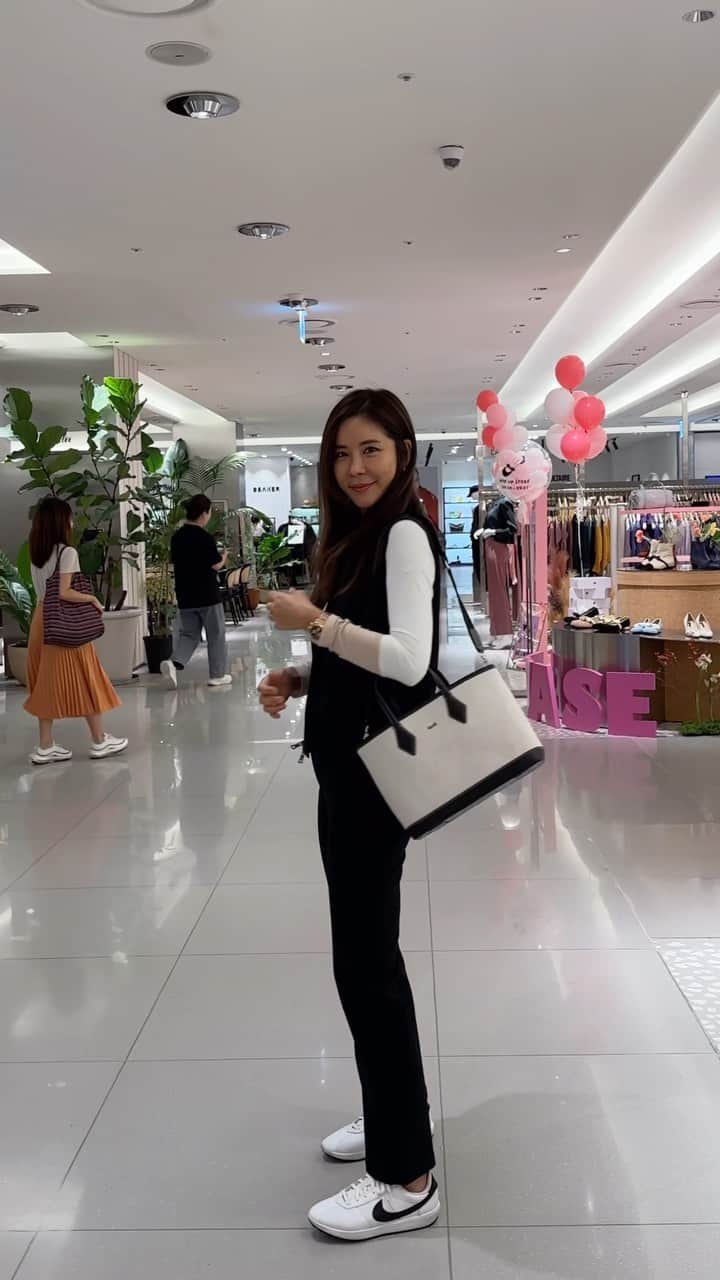 キム・ジュニのインスタグラム：「#포디해링본카트백 너무 예쁘죠😍 안쪽 이너백은 따로 분리해서 또다른 백으로 사용가능! 지금 포디 팝업에서 만나실수 있어요! 온라인 판매는 9/11부터 가능합니다!!  포디 팝업 매장 놀러오세요!🤩」