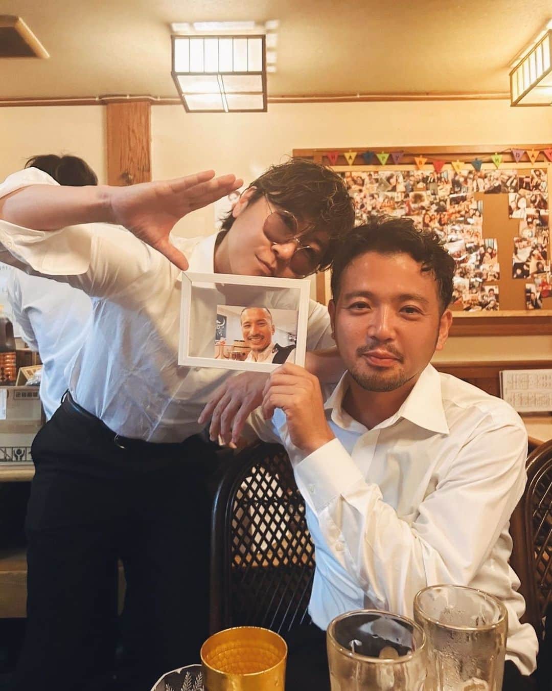 TAK-Zのインスタグラム：「まだ10代の頃、この3人で地元羽曳野からレゲエをはじめた。  この頃まだ自分は歌ってもなくセレクター(レコードを回すほう)をしていて、あとの2人はMC、「俺らはMIGHTY CROWN絶対越えんねん！」とか言ってがの強い2人なので変な自信だけ持ってあーだのこーだのいつもケンカしながらやっていました。 いつしか方向性の違い！とかまだ何もはじまってもないのに解散になって w そこからまた違う友達が加わったり僕も歌い出したりで、でもまたいつしか自然と一緒にイベントやってたり。 あの頃を考えると、って会えばいつも嬉しそうに昔話に花を咲かせてくれた。ライブやサイン会にもひょっこり応援にきてくれたり。  最近中学の同窓会もあったりで、今月また集まろうって先陣きってグループLINEで一番張り切ってた奴が突然のお別れ。 再会の日がお通夜かい！っていまだに信じれないけど、それぞれの環境で中々会えなくなった今、みんなとの大切なひとときを作ってくれてそれをアテににやにやしながらビール飲んでる姿がふと出てきて、あいつらしいっちゃらしいなとも思いながら、夜中まで皆と色んな思い出話をしたよ。  この前会った時にともだちに「奥さんには毎日愛してるって言ってる。自分がいつ死んでも奥さんが愛されてたって思って欲しい」って言ってたみたいで、素敵な話だなと。 不器用やけど家族を愛し友達想いのかつー。 「おれの自慢や」っていつも子供さんたちに話してくれてたもっと誇れるくらいの景色や報告、みせたかったな。いや、みせたいな  みせるからね。  人生一回！後悔ないように！ といつも言っても悔いが残ることもある、失敗も挫折も、生きるのに疲れることだって。 そんな時救われるのが自分は音楽であり、みんなの存在である。 本当にまわりに感謝してる。 だから会いにいく。行動と気持ちが全て。つたえたい、生きてるうちに。 出会いもあるが歳を重ねる度に増える別れ。それもまた繰り返し、ぜんぶ受け入れて前に進もう。やりきろう。  最期に、 レゲエ人生のはじまりをありがとう。 まだまだ腐らずこっからかますので、また報告しにゆきますね。 そっちでビール飲み過ぎずに。 あ、さいご会った時にくれた高級な日本酒、帰り道落としてぜんぶ割っちゃってごめん。次の日「お酒、生酒やから冷蔵庫いれときや！」ってLINEくれた返信で「ありがとう！昨日たのしかった」とだけ返して割った事言えずにいてごめん....  ゆっくり寝てね、おやすみ。」