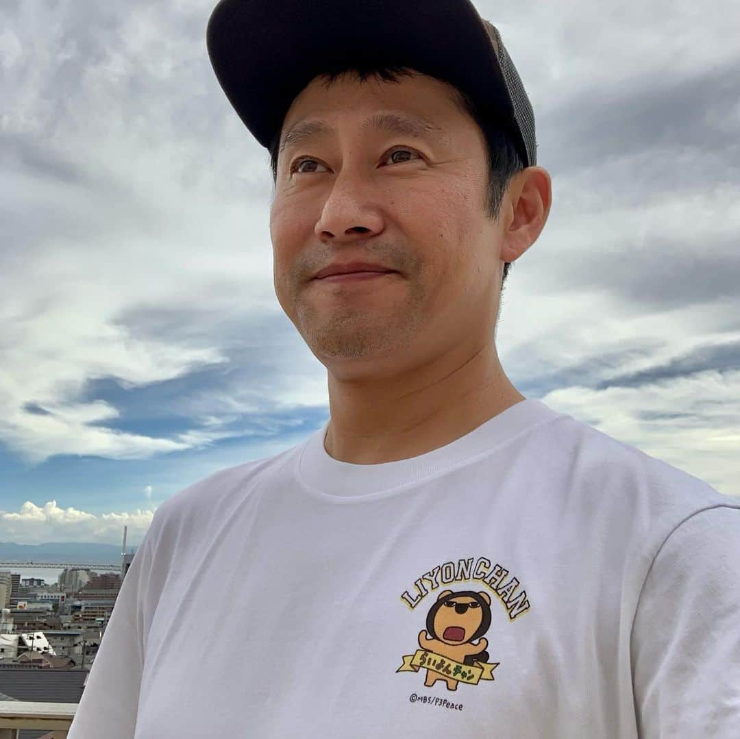 河田直也のインスタグラム：「ユニクロとらいよんチャンのコラボTシャツ、おかげさまで大好評です、ありがとうございます！！ほぼ完売だったのですが、今日と明日の2日間はユニクロLINKS UMEDA店で200枚追加販売することになりました！（小1の娘が写真を撮ってくれました） #よんチャンtv #ユニクロ #ユニクロコラボtシャツ #らいよんチャン #らいよんチャン20周年おめでとう」