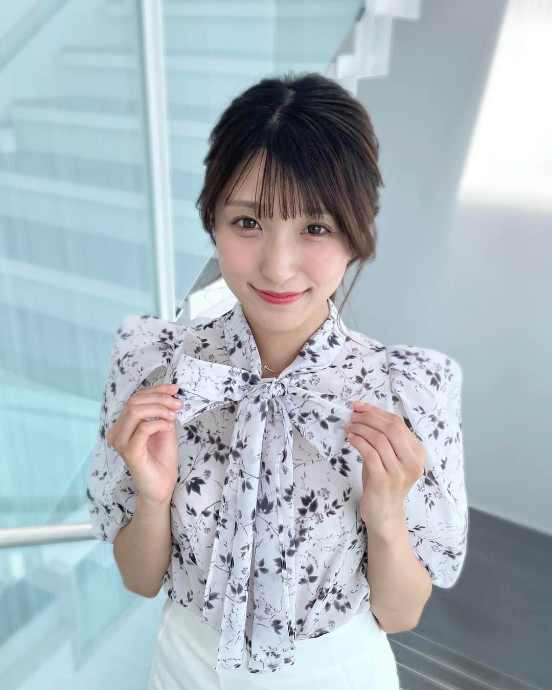 白木愛奈のインスタグラム：「今日も番組をご覧頂きありがとうございました☺️  花柄にビッグリボンのトップスが可愛かったです👚 髪の毛はアップにしてもらいました〜😊  後ろが可愛くなっていました✨  #とびっきりしずおか #とびっきりしずおか土曜版 #アナウンサー衣装」