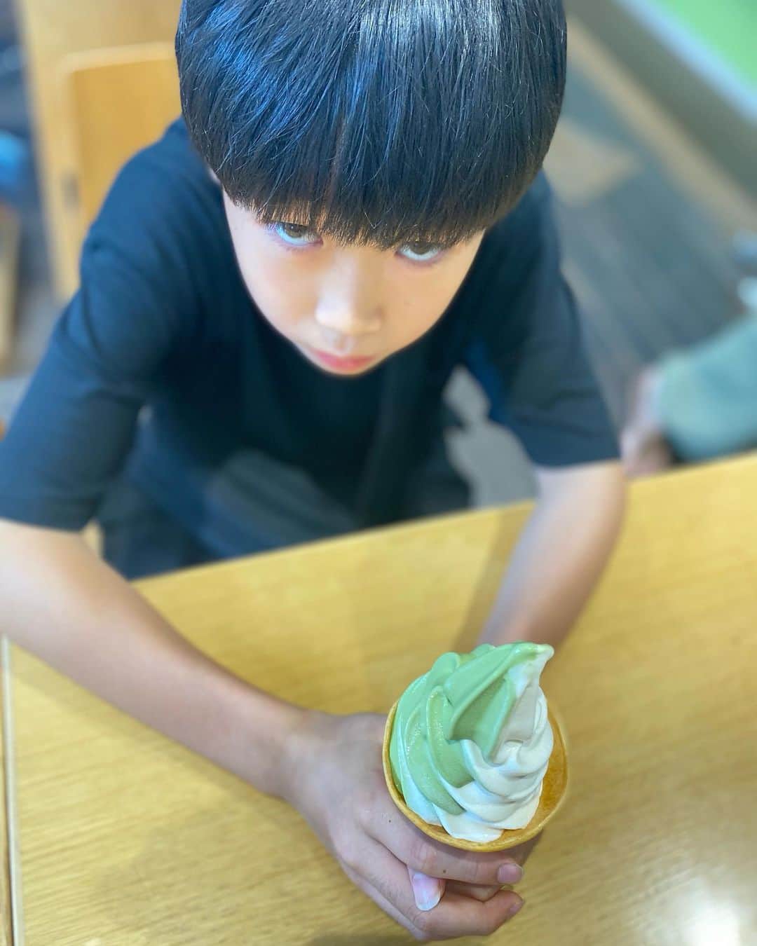 イソ・ギンチャクさんのインスタグラム写真 - (イソ・ギンチャクInstagram)「花食い＆上目遣い🙄イソ・ギンチャク#ちょんまげ小僧」9月2日 15時17分 - 2l4soo_