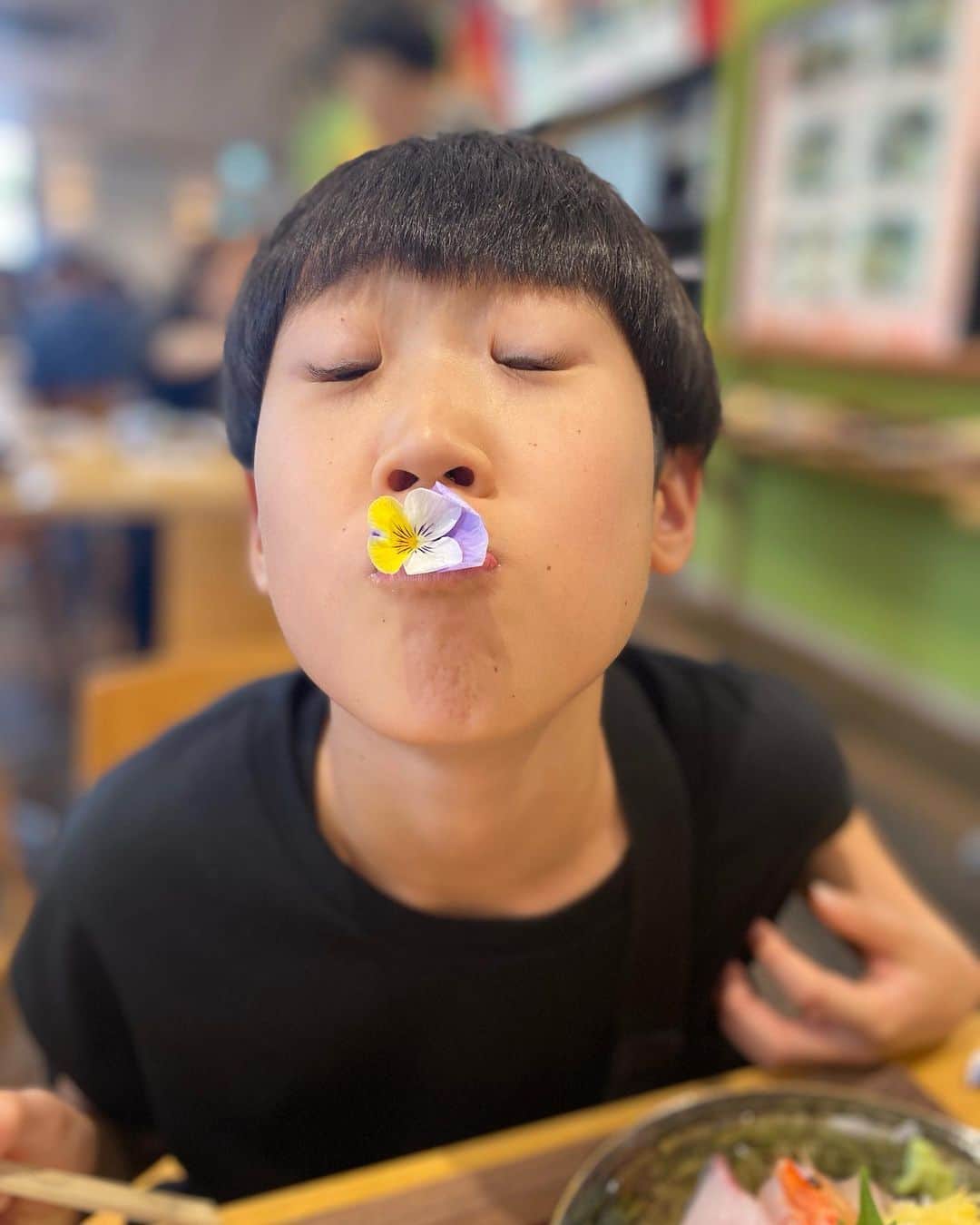 イソ・ギンチャクのインスタグラム：「花食い＆上目遣い🙄イソ・ギンチャク#ちょんまげ小僧」