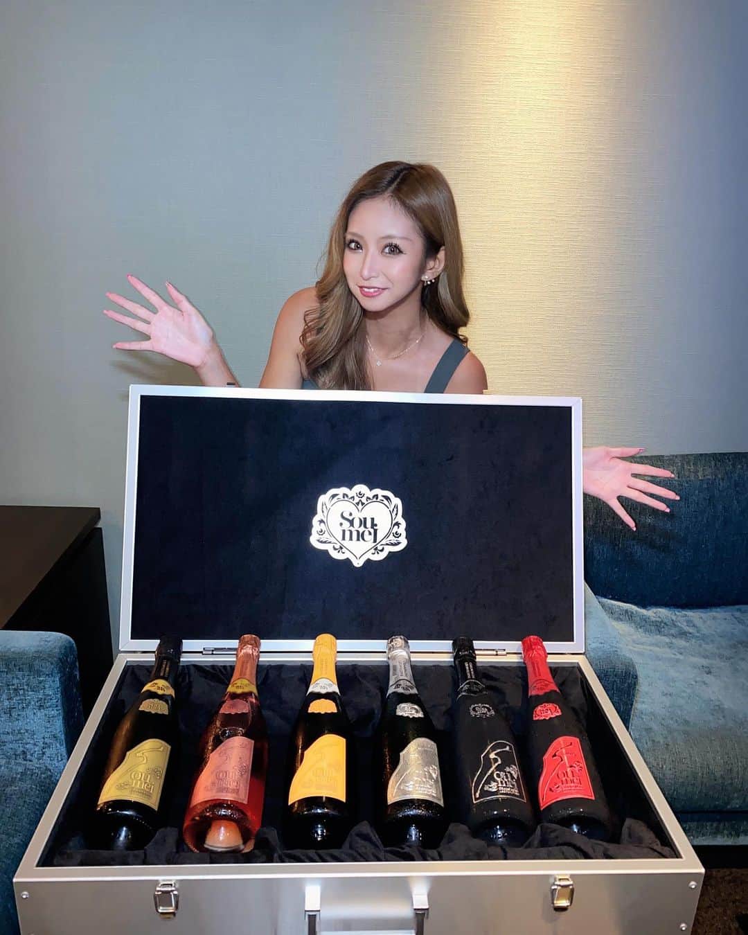月瀬のあのインスタグラム：「. 8月は本当にたくさんありがとうございました🧚🏼‍♀️🩷 Amonのオープン月、無事No.1と 自己最高売り上げ達成しました👑💫 来てくれた方々、ほんとにみんなありがとう🙇‍♀️‎🤍 これからもAmonの私をよろしくお願いします( ' ' )♡」
