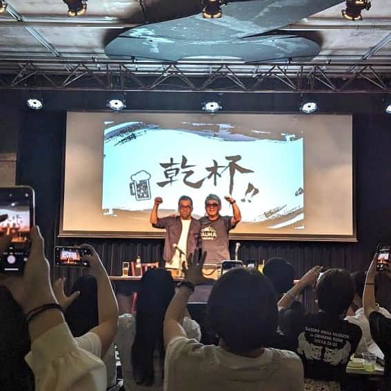 乾雅人のインスタグラム：「トークショー終わりました。裏方のおっさんの雑談を聴きに チケットを購入して、しかも女性のお客さんがめちゃくちゃ多い…すごい世界線があるもんだとしみじみ。 北海道、宮崎、京都、ヒッチハイク…遠いところからわざわざお越しいただいた130名のお客さま、配信をご覧いただいた皆様、心から感謝を申し上げます。 ※写真をいただきました。ありがとうございます @asu_m__」