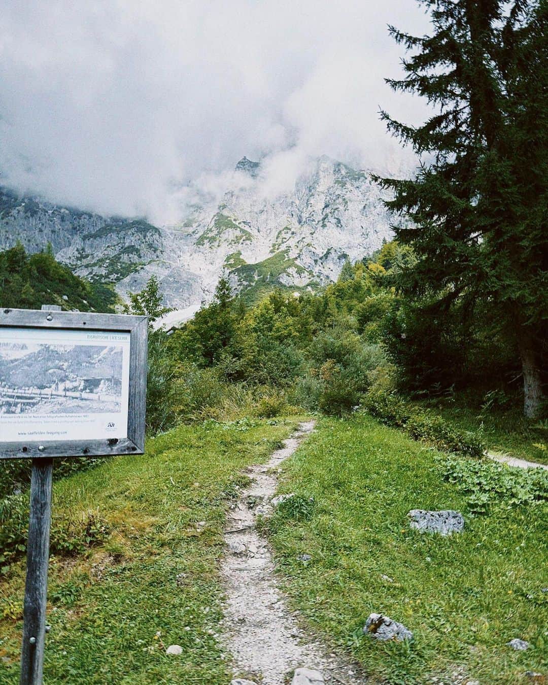 エイドリアン・コレシャのインスタグラム：「#photodump Österreich. War ne spannende Erfahrung 🥾. Atmen + Eisbaden = unglaublich. Wart ihr schon mal auf so einem Retreat?」