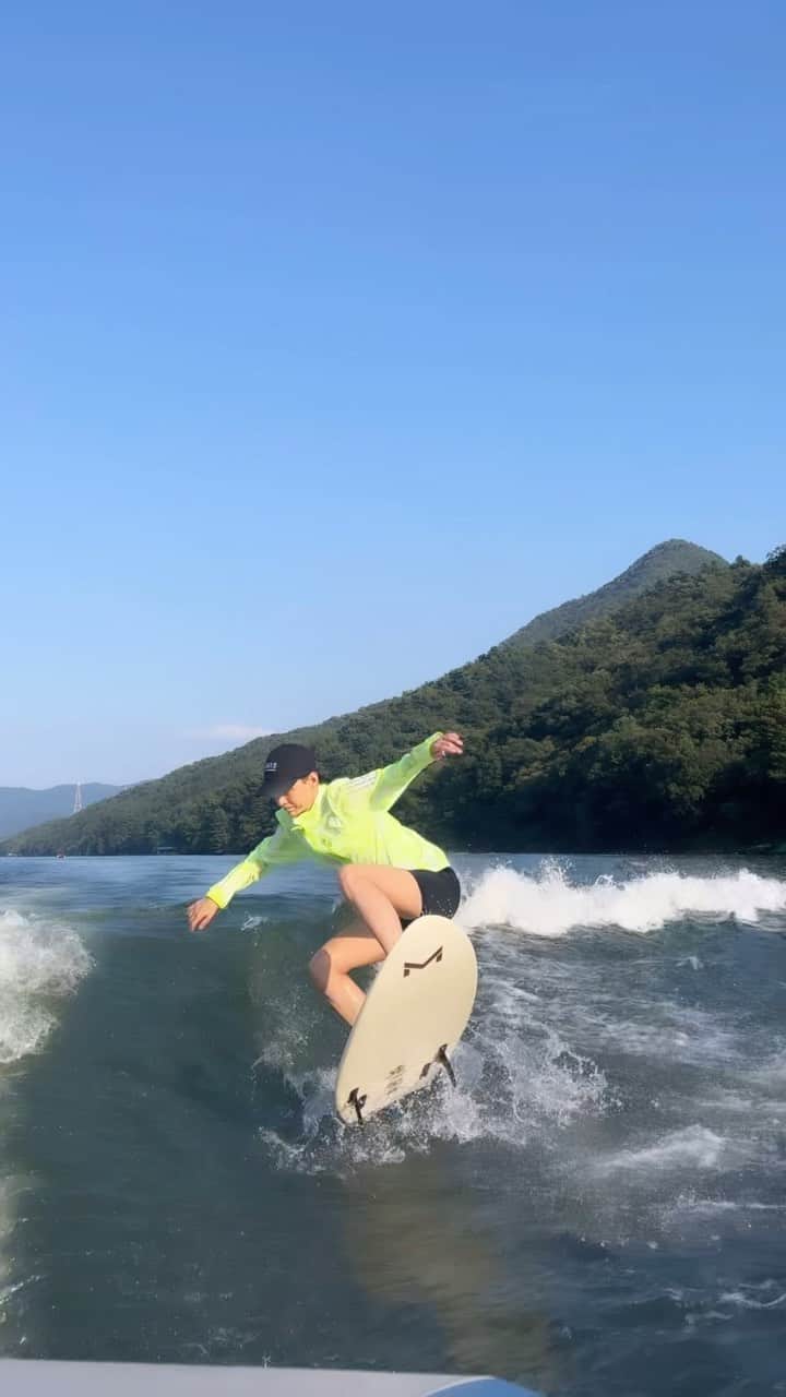 チョン・ヘインのインスタグラム：「오랜만에 서핑, 스위치백사이드 성공🤟 @jaehoon_lionsurf」