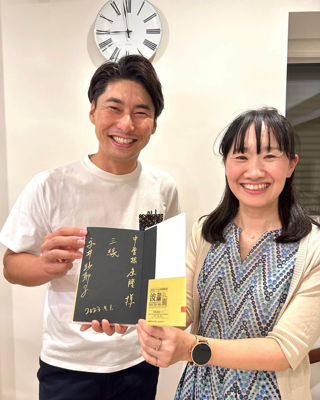 中曽根 康隆のインスタグラム：「祝W受賞！！ 『直木賞』&『山本周五郎賞』  永井 紗耶子 著 【木挽町のあだ討ち】  日頃からお世話になっている永井 紗耶子さんが快挙達成。  どうやったらこんな文章が書けるのか、、、 読み始めたら止まらない、最後は息をするのも忘れて読了。  一緒にお祝いした文明堂の宮崎さんから、ど迫力な巨大カステラのプレゼント。凄い。 そこに見事なあだ討ちならぬ、カステラ入刀！  誠におめでとうございます🎉㊗️ 引き続きの大活躍を！」