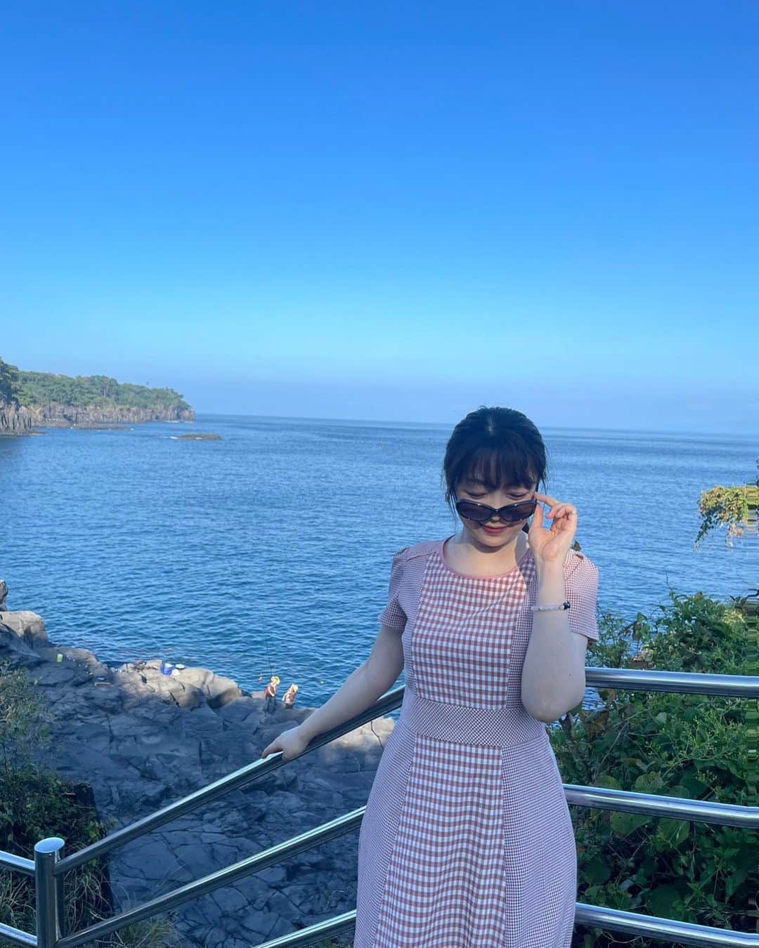 小川理子のインスタグラム：「ファスティング旅行中にお散歩いった伊豆の海♡ 夕方だから日差しが少し柔らかいの。 景色に癒されるよね😍  #伊豆高原観光 #伊豆観光 #静岡観光 #静岡旅 #旅行が好き #izutrip」