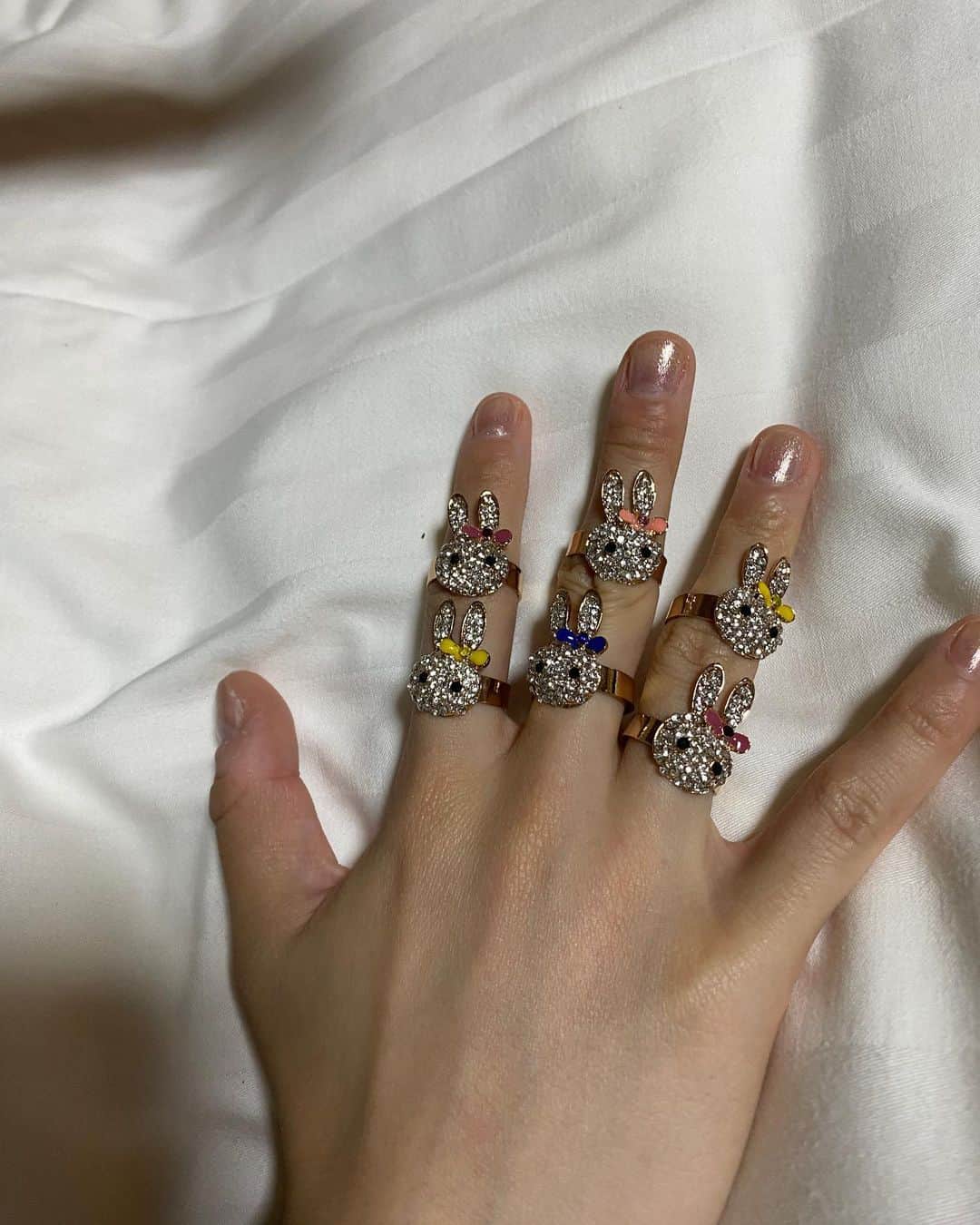 小藪奈央のインスタグラム：「. Usagi ring 🐇🐇🐇🐇🐇  可愛いうさぎのリング、沢山あるので販売します🤍 欲しい方はご連絡下さいね💍 フリーサイズ」