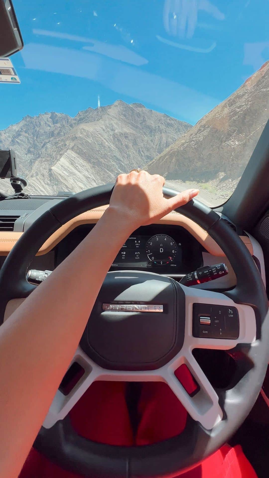 Aakriti Ranaのインスタグラム：「Man I was dying to go to Ladakh! This place never ceases to amaze me! I studied here for 2 years when dad was posted here in 2000-2002 and completely fell in love! This is where I learnt how to drive ❤️  Here with @landrover_in and we drove the Land Rover Defender from Srinagar to Leh. Want an incredible drive!   #DefenderJourneys @Cougar__Motorsport #CougarMotorsport #partnership #aakritirana #travelblogger #landeoverdefender #offroading #ladakh #india #incredibleindia #transitionreels」