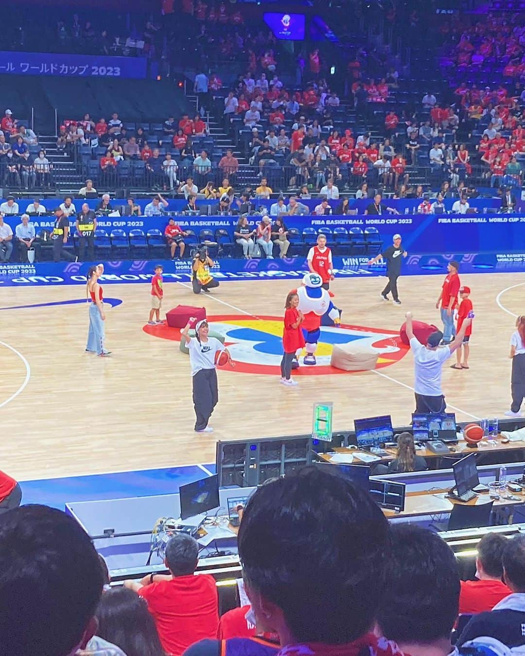 MARINAさんのインスタグラム写真 - (MARINAInstagram)「2023/8/31 FIBA🏀WORLD CUP ーーーーーーーーーーーーーーーーーーーー  日本🇯🇵vsベネズエラ🇻🇪  後半の日本の巻き返しがすごくて 感動しました😭❤️‍🔥❤️‍🔥  そしてまさかコートのど真ん中で 椅子取りゲームすることになるとは 思ってもいませんでした…！🪑✨  人生初の試合観戦🏟️ とても貴重で充実した一日でした✨✨  連れて行ってくれてありがとう！ @hiroto0501ff   今日の試合はテレビ観ながら応援します🇯🇵📣❤️‍🔥  ーーーーーーーーーーーーーーーーーーーー #FIBA #FIBAWC #WinForAll #okinawa #ワールドカップ #バスケットボールワールドカップ #沖縄 #沖縄アリーナ」9月2日 15時46分 - marina___oki