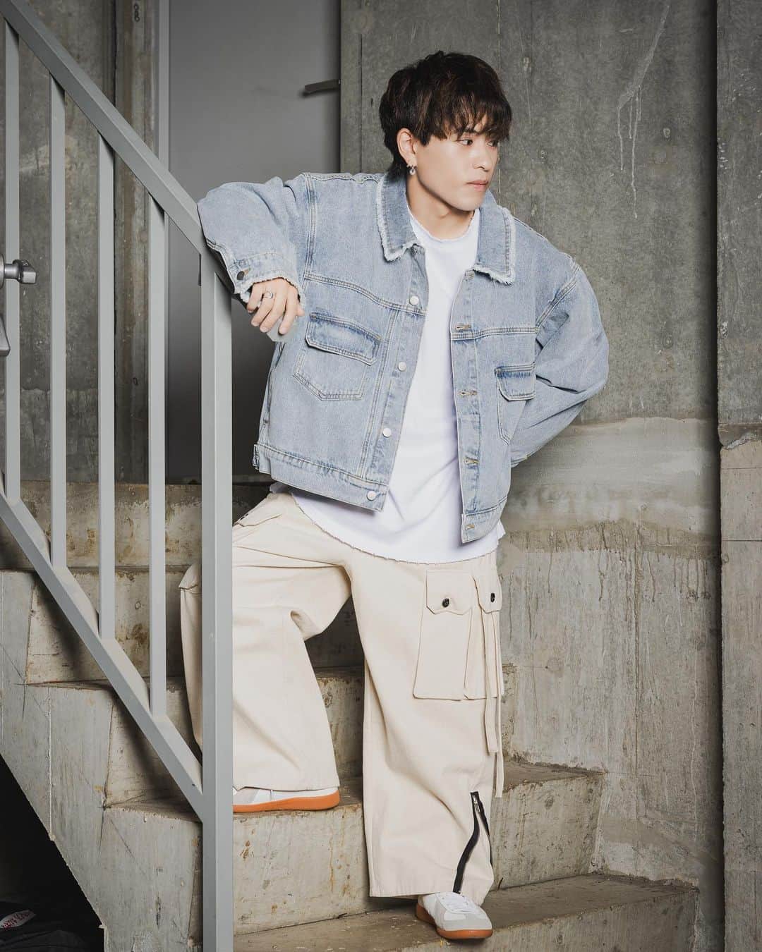 古謝那伊留さんのインスタグラム写真 - (古謝那伊留Instagram)「皆さま！ とうとう来週9月9日 12時〜販売いたします！  ・デニムジャケット ・ダメージロングTシャツ ・バケットハット  の商品ページ用の写真が届きました✨  今回もめっちゃ良い感じです！  そしてPOPUPで売り切れたアイテムも販売されますので 是非沢山の方に購入していただきたいです皆さまよろしくお願いいたしま☺️🎶  #ZOZOTOWN #interfactory #POPUP #Osaka #ゾゾタウン #インターファクトリー #アパレル #デニムジャケット #ロングTシャツ #バケットハット #fashion #ootd #outfit #instagood #mensfashion #used #instalike #classystreetwear #coordinate #メンズファッション #メンズスタイル #メンズコーデ #おしゃれさんと繋がりたい #今日のコーディネート #古着好きな人と繋がりたい #古着ミックス #古着mix #ふるぎみっくす」9月2日 15時44分 - nairu_koja
