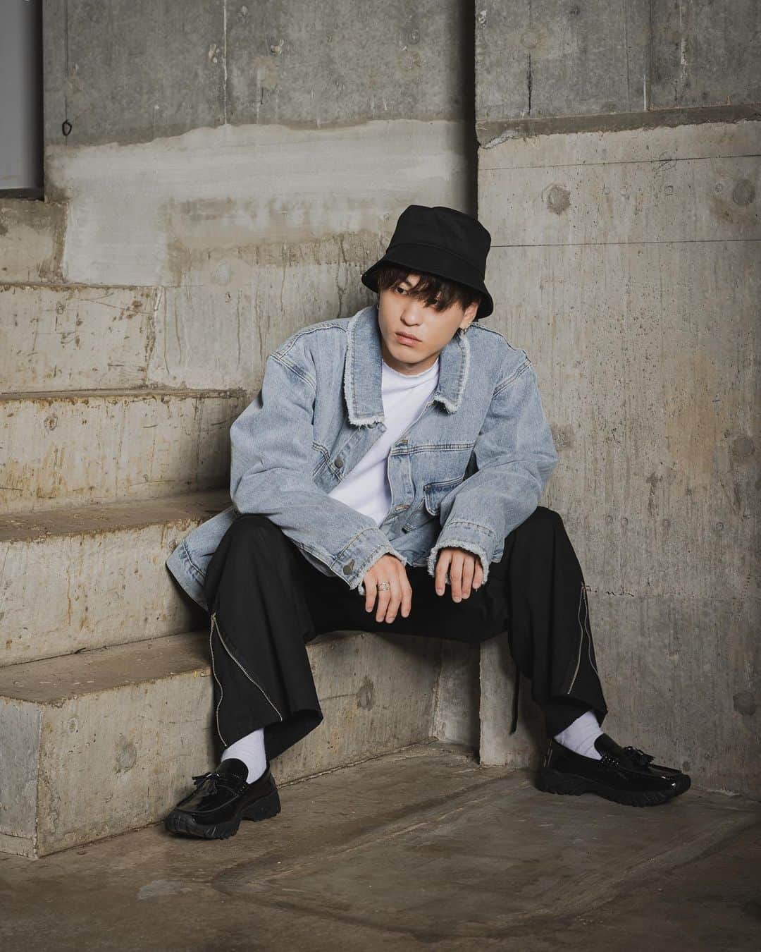 古謝那伊留さんのインスタグラム写真 - (古謝那伊留Instagram)「皆さま！ とうとう来週9月9日 12時〜販売いたします！  ・デニムジャケット ・ダメージロングTシャツ ・バケットハット  の商品ページ用の写真が届きました✨  今回もめっちゃ良い感じです！  そしてPOPUPで売り切れたアイテムも販売されますので 是非沢山の方に購入していただきたいです皆さまよろしくお願いいたしま☺️🎶  #ZOZOTOWN #interfactory #POPUP #Osaka #ゾゾタウン #インターファクトリー #アパレル #デニムジャケット #ロングTシャツ #バケットハット #fashion #ootd #outfit #instagood #mensfashion #used #instalike #classystreetwear #coordinate #メンズファッション #メンズスタイル #メンズコーデ #おしゃれさんと繋がりたい #今日のコーディネート #古着好きな人と繋がりたい #古着ミックス #古着mix #ふるぎみっくす」9月2日 15時44分 - nairu_koja