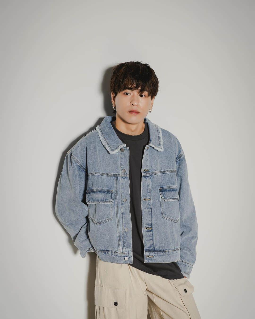 古謝那伊留さんのインスタグラム写真 - (古謝那伊留Instagram)「皆さま！ とうとう来週9月9日 12時〜販売いたします！  ・デニムジャケット ・ダメージロングTシャツ ・バケットハット  の商品ページ用の写真が届きました✨  今回もめっちゃ良い感じです！  そしてPOPUPで売り切れたアイテムも販売されますので 是非沢山の方に購入していただきたいです皆さまよろしくお願いいたしま☺️🎶  #ZOZOTOWN #interfactory #POPUP #Osaka #ゾゾタウン #インターファクトリー #アパレル #デニムジャケット #ロングTシャツ #バケットハット #fashion #ootd #outfit #instagood #mensfashion #used #instalike #classystreetwear #coordinate #メンズファッション #メンズスタイル #メンズコーデ #おしゃれさんと繋がりたい #今日のコーディネート #古着好きな人と繋がりたい #古着ミックス #古着mix #ふるぎみっくす」9月2日 15時44分 - nairu_koja