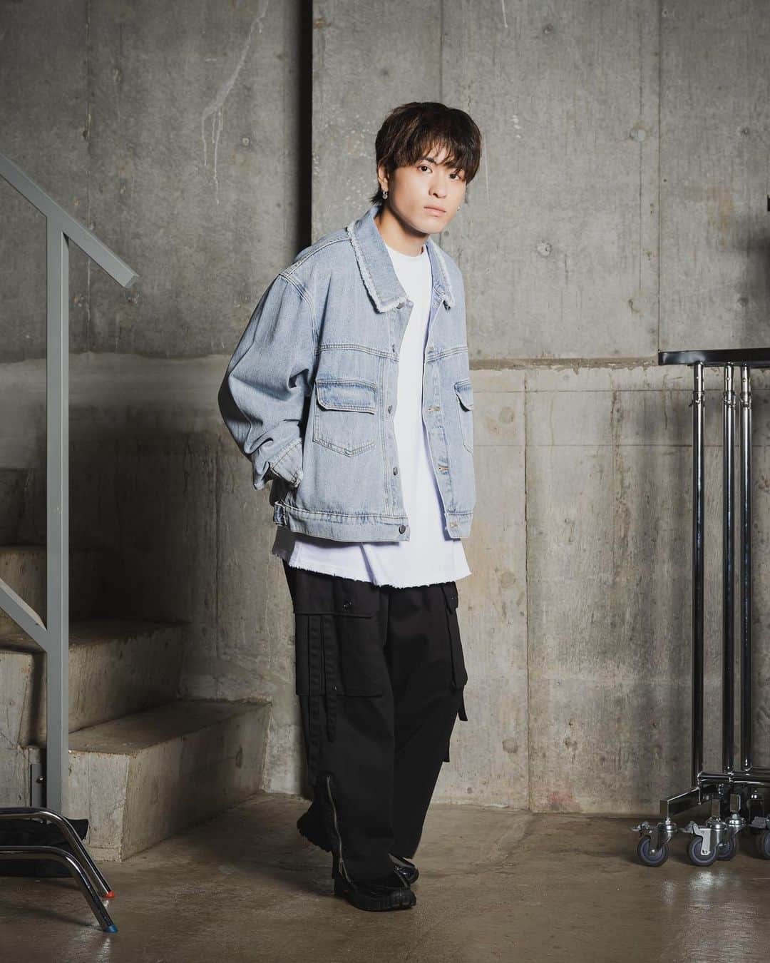 古謝那伊留さんのインスタグラム写真 - (古謝那伊留Instagram)「皆さま！ とうとう来週9月9日 12時〜販売いたします！  ・デニムジャケット ・ダメージロングTシャツ ・バケットハット  の商品ページ用の写真が届きました✨  今回もめっちゃ良い感じです！  そしてPOPUPで売り切れたアイテムも販売されますので 是非沢山の方に購入していただきたいです皆さまよろしくお願いいたしま☺️🎶  #ZOZOTOWN #interfactory #POPUP #Osaka #ゾゾタウン #インターファクトリー #アパレル #デニムジャケット #ロングTシャツ #バケットハット #fashion #ootd #outfit #instagood #mensfashion #used #instalike #classystreetwear #coordinate #メンズファッション #メンズスタイル #メンズコーデ #おしゃれさんと繋がりたい #今日のコーディネート #古着好きな人と繋がりたい #古着ミックス #古着mix #ふるぎみっくす」9月2日 15時44分 - nairu_koja