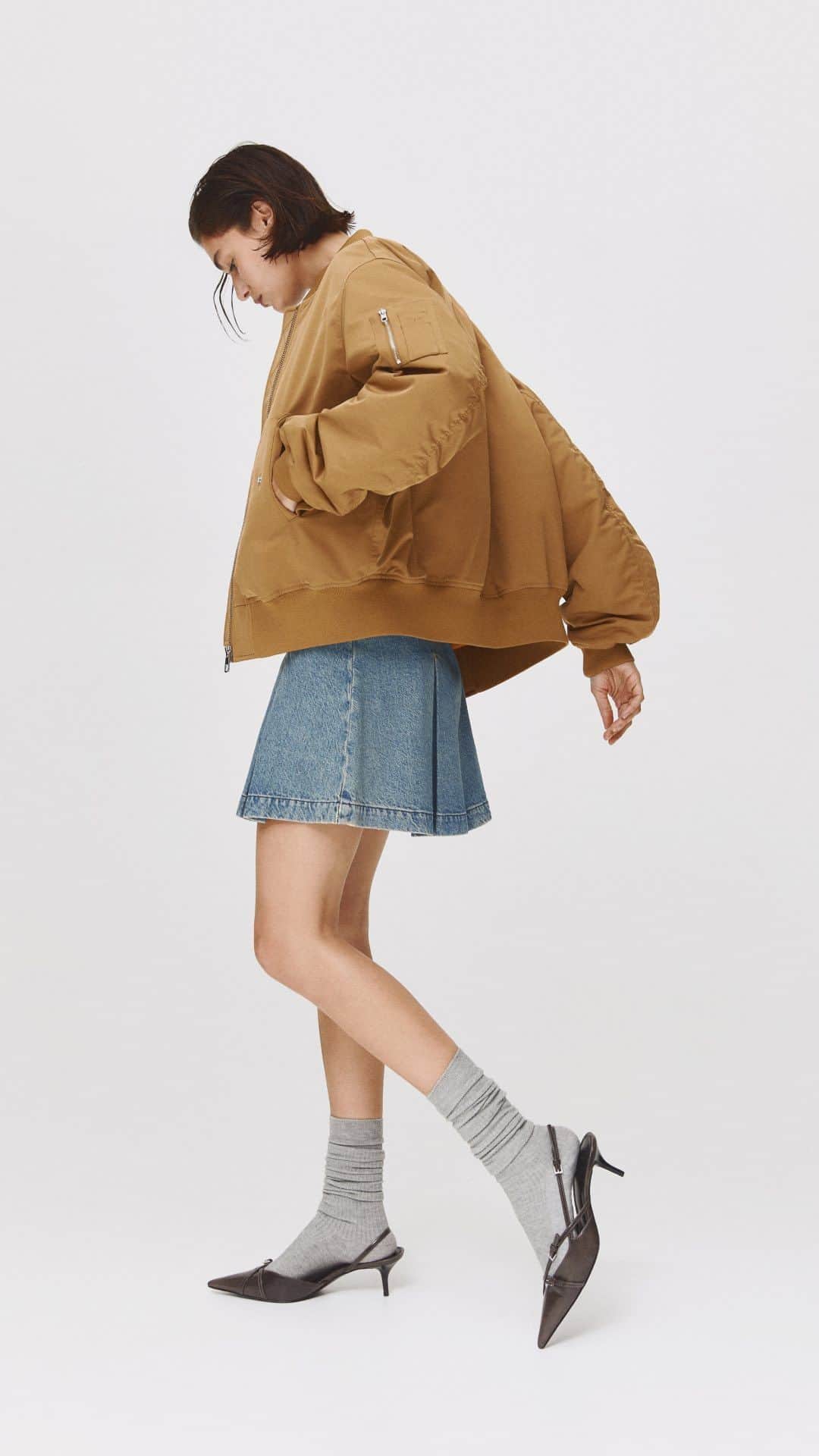 MANGOのインスタグラム：「3, 2, 1, action! 📸 College style is back to stay. Discover our new preppy collection, at mango.com.  Jacket: 57045136  Skirt: 57033804  #MangoWoman」