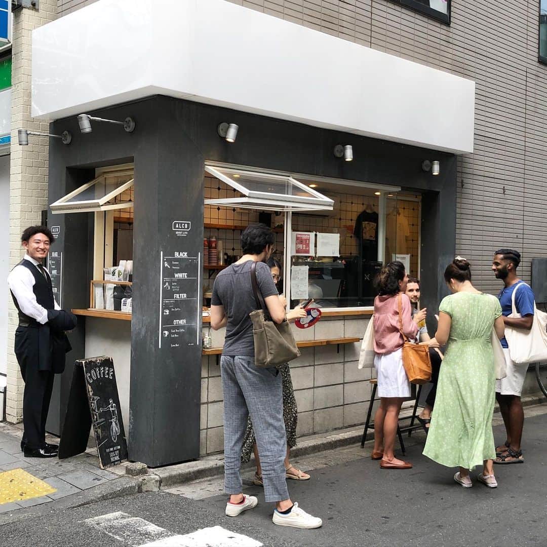 ABOUT LIFE COFFEE BREWERSさんのインスタグラム写真 - (ABOUT LIFE COFFEE BREWERSInstagram)「【ABOUT LIFE COFFEE BREWERS 道玄坂】 Summer or Autumn !?!?☀️🍂✨ Get our coffee in weekend chill time. Today's cold brew is Bolivia Finca Senda Salvaje roasted by @akitocoffee .  日が出ている時は夏のようですが、日陰が出来ると秋のような過ごしやすさも感じられる週末ですね！🍂 今日の水出しコーヒーは @akitocoffee のボリビア フィンカ センダ サルヴァへ でご用意しています！  🚴dogenzaka shop 9:00-18:00(weekday) 11:00-18:00(weekend and Holiday) 🌿shibuya 1chome shop 8:00-18:00  #aboutlifecoffeebrewers #aboutlifecoffeerewersshibuya #aboutlifecoffee #onibuscoffee #onibuscoffeenakameguro #onibuscoffeejiyugaoka #onibuscoffeenasu #akitocoffee  #stylecoffee #warmthcoffee #aomacoffee #specialtycoffee #tokyocoffee #tokyocafe #shibuya #tokyo」9月2日 15時50分 - aboutlifecoffeebrewers