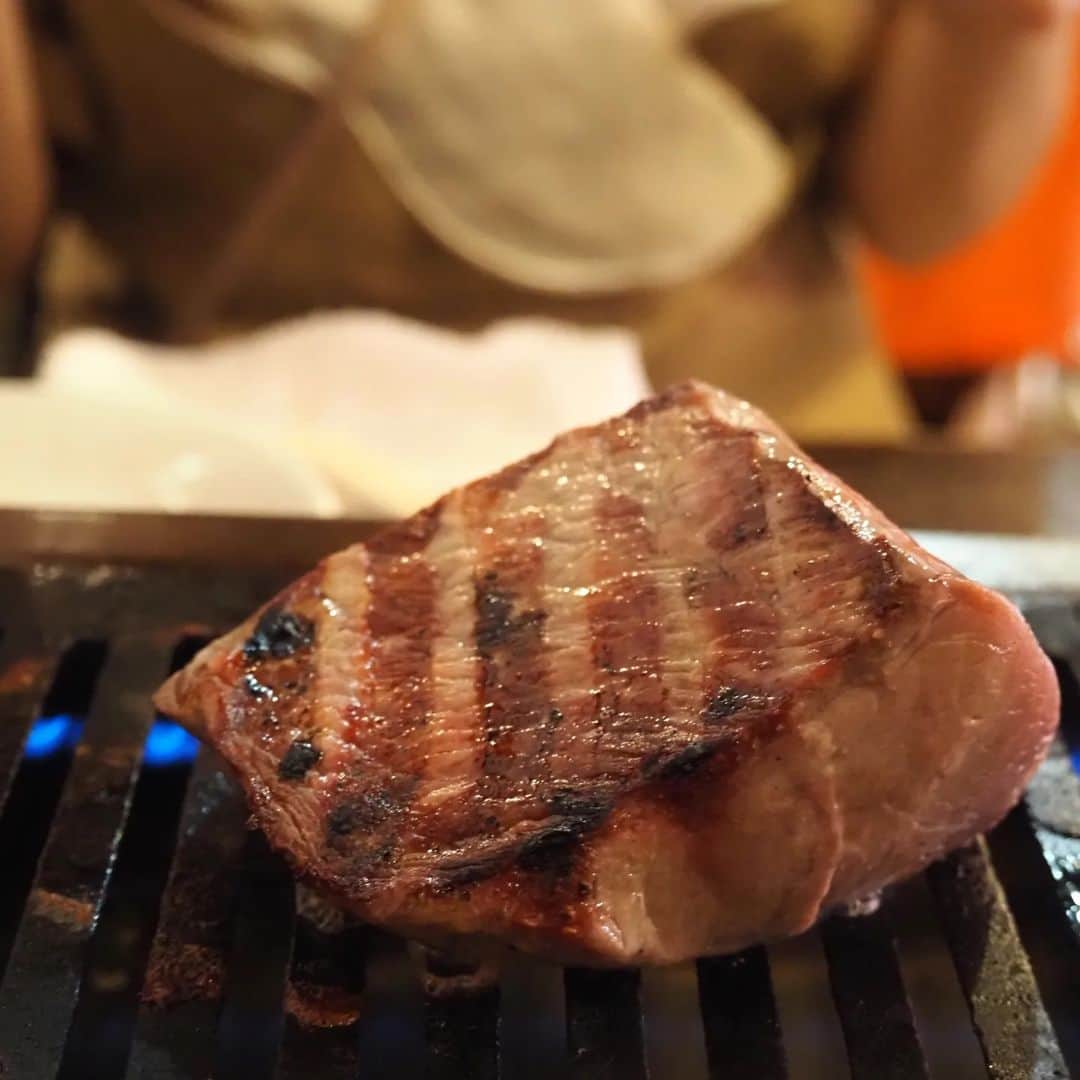 Kuboi Ayumiさんのインスタグラム写真 - (Kuboi AyumiInstagram)「池袋でコスパ良くおいしいお肉が食べたいならここ！  お友達とおいしいお肉が食べたくて、300BONE池袋店へ。 以前丸井があった裏あたりにあるちょっとレトロな店構えをしているお肉料理の専門店です。  プレミアム・ステーキ、オリジナル料理、デザート食べ放題のコースをお願いしました。 はじめにサラダ、前菜とお肉の盛り合わせが出てきて、そのあとはタブレットで好きなものを注文するスタイル。  ステーキだけでも種類が豊富で、リブロース・メガネ・ハンブルグ・子羊・鹿・カンガルーなどのジビエまで。 サラダやごはんものやパスタ、デザートまで、幅広くメニューが揃っているのでどれにしようか迷っちゃいます。 チーズフォンデュやローストビーフ、お寿司や角煮など、気になるメニューがいっぱい。  しかも、どのお肉も本当においしくて、食べ放題のクオリティではありません。 焼肉のたれやステーキソース、ポン酢などはテーブルに置いてあるので味変もOK。  料理も自家製のものばかりで、特に渡り蟹のトマトクリームパスタと極上プリンセスプリンが絶品でした。 最高のソフトクリームは自分でまけるので、子どもとかと一緒に行ったら楽しそう！  長年続いているだけあって、お肉やお料理の満足度が高いお店でした。 値段も良心的で、この値段でこのクオリティのものが食べられるお店はあまりないので、リピートしたいと思っています。  ■300BONE池袋店 （@300bone.ikebukuro）  東京都豊島区西池袋3-30-11 泰共ビル１階 ＪＲ池袋駅 西口 徒歩3分 地下鉄有楽町線池袋駅 徒歩3分 03-3986-6612  ○+●+○+●+○+●+○+●+○+●+○+●+○+●  @himekagami　←check♡  おうちごはん が楽しくなるお取り寄せグルメ や 簡単＆時短ごはん、育児情報など発信中！ 投稿が気に入ったら保存&フォローしていただけるとうれしいです。 いつもありがとうございます(^^)  ○+●+○+●+○+●+○+●+○+●+○+●+○+●  #池袋グルメ #池袋ランチ #池袋ディナー #ikebukuro #池袋食べ放題 #池袋デート #東京グルメ #東京ディナー #東京ランチ  #300bone #ステーキ #焼肉 #食べ放題 #デザート #pr  #肉好き女子 #にくすたぐらむ #飯テロ」9月2日 15時50分 - himekagami