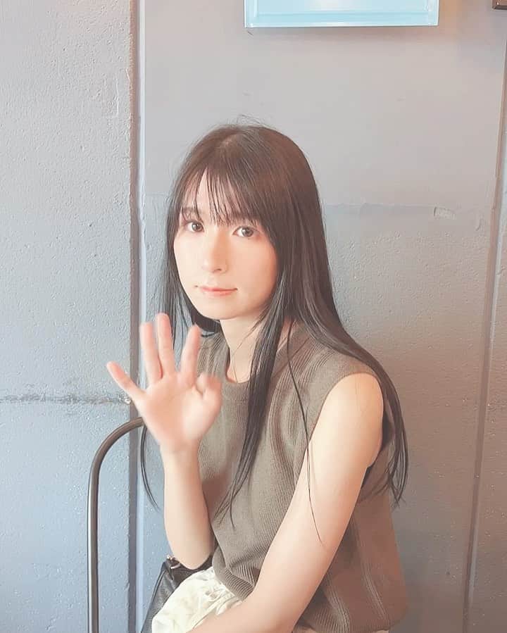 ちかちゃのインスタグラム：「. 髪さらり  やはり暗髪がかわいい  早く切りたいけど、 ここまで頑張って伸ばしたら もったいない気もしてきた…  どうしよ。 . . . #ロングヘア #タピオカうまい #大玉転がし」