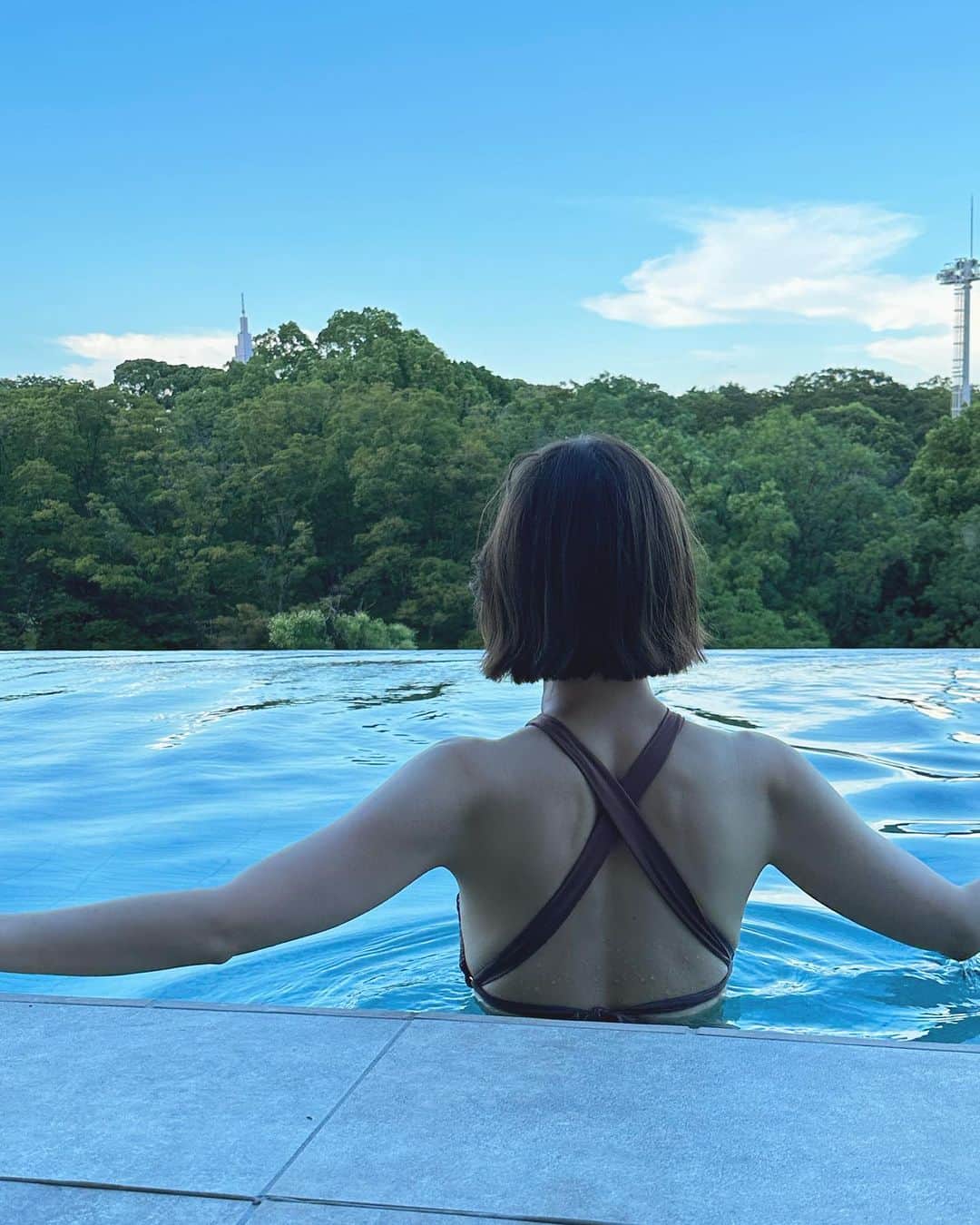 篠田麻里子のインスタグラム：「夏の思い出✨  フォルダー溜まりすぎてて 夏の思い出投稿しよっと😁  今年は背中出したくて背中強化してました笑  私の背中に付き合ってくれてありがとうございます😊笑  #マリ活#背中」
