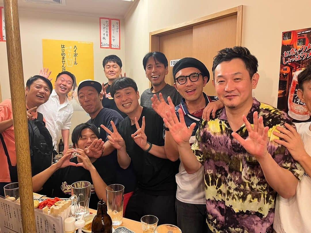 藤井ペイジのインスタグラム：「昨夜は三軒茶屋の名店『居酒屋なっちゃん』で土田晃之パイセンの誕生日パーティでした。おめでとうございます！今年の誕生日プレゼントは飾ってください！ ※右に見切れてるのは心霊ではなく神宮寺しし丸です。 #土田晃之 #マシンガンズ #くじら #武井ドンゲバビー #ハッシハッピー #神宮寺しし丸  #ダーリンハニー #ストレッチーズ #藤井ペイジ」