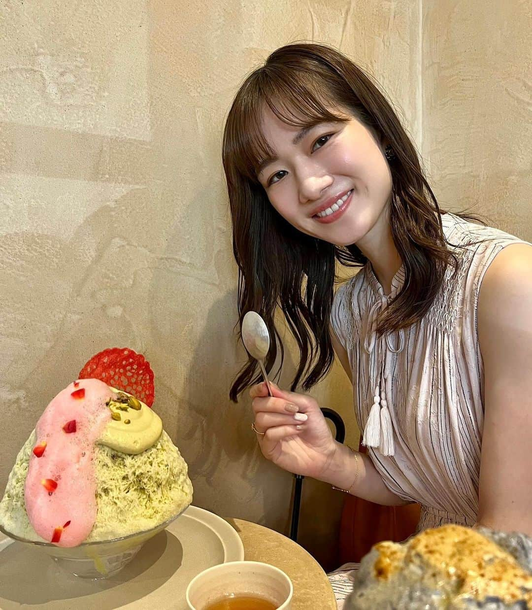 釜井美由紀さんのインスタグラム写真 - (釜井美由紀Instagram)「フレンチシェフが手がけるかき氷🍧 ⁡ 📍上原食堂 @uehara_kakigori ⁡ 🌹ピスタチオ、ブルガリアローズ、ラズベリー、チーズ工房千のホエイ ⁡ 濃厚なピスタチオにラズベリーの甘酸っぱさがマッチしていてとっても美味しかった😮‍💨 ボリュームもたっぷりでした✨ 季節ごとにメニューが変わるようなので また行ってみたいなぁ🎐 ⁡ #かき氷 #カキ氷 #東京かき氷 #四ツ谷 #上原食堂」9月2日 16時21分 - miyuki.kamai