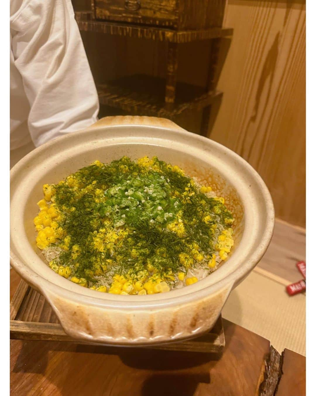 佐々木希さんのインスタグラム写真 - (佐々木希Instagram)「秋田に行ってました⛱️ 美味しかった食べ物記録🥹✨ お付き合いお願いします。笑  1枚目〜4枚目#日本料理たかむら  タカムラさんが体も心も元気になる美味しい鍋を作ってくれて皆んなでワイワイ😋✨ 夏でも鍋いいね🍲✨ ほっこり🍵  5枚目6枚目#鳥好 火入れが素晴らしくてどの焼き鳥も美味しかった✨親子丼も幸せでした✨  7枚目8枚目#和食なり 秋田と言ったらじゅんさい！🥹 締めのとうもろこしと青のりの炊き込みご飯も美味しかったな🍚  #秋田 #グルメ」9月2日 16時22分 - nozomisasaki_official